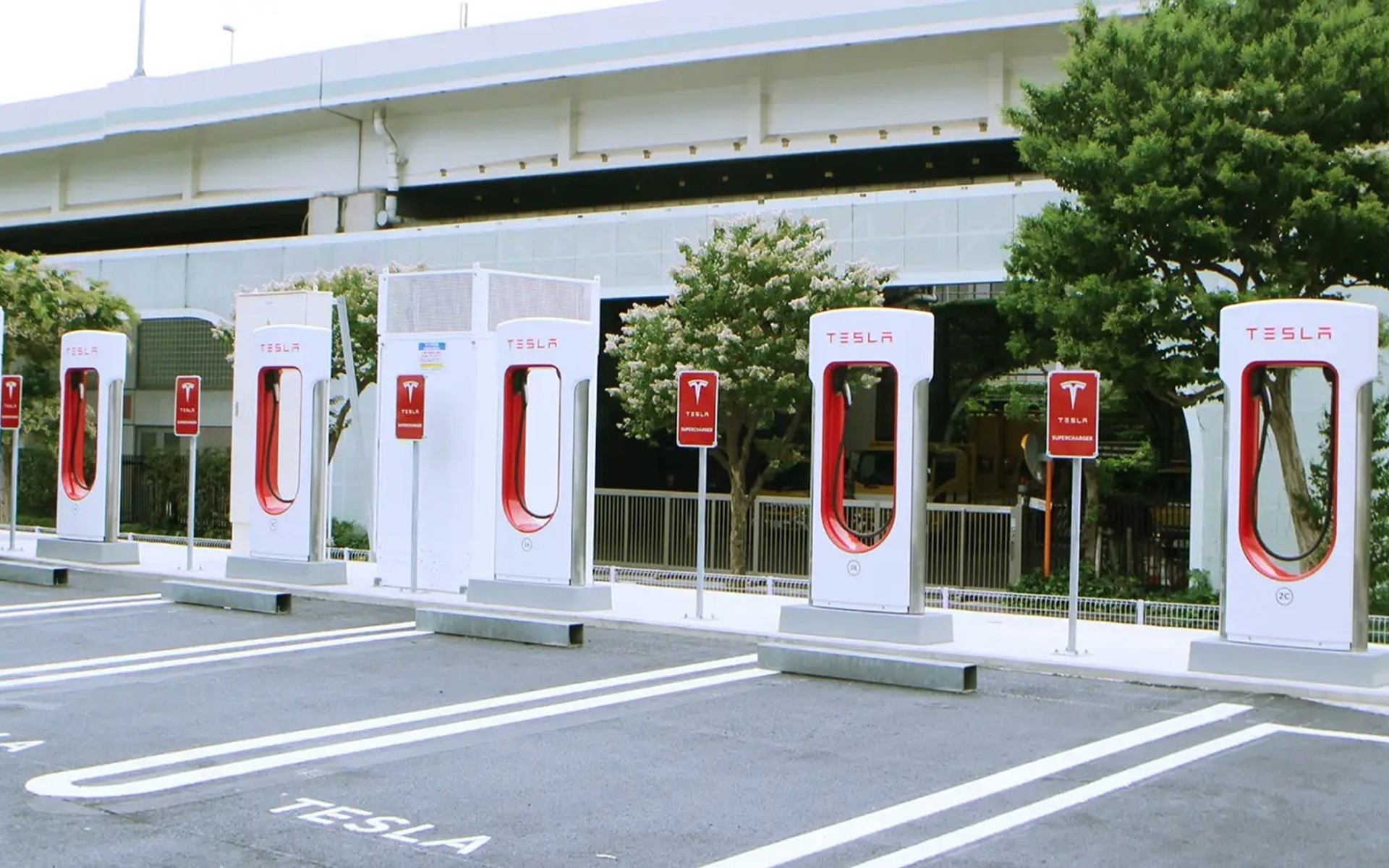 テスラのスーパーチャージャーは日本国内で120か所、計598基設置されている