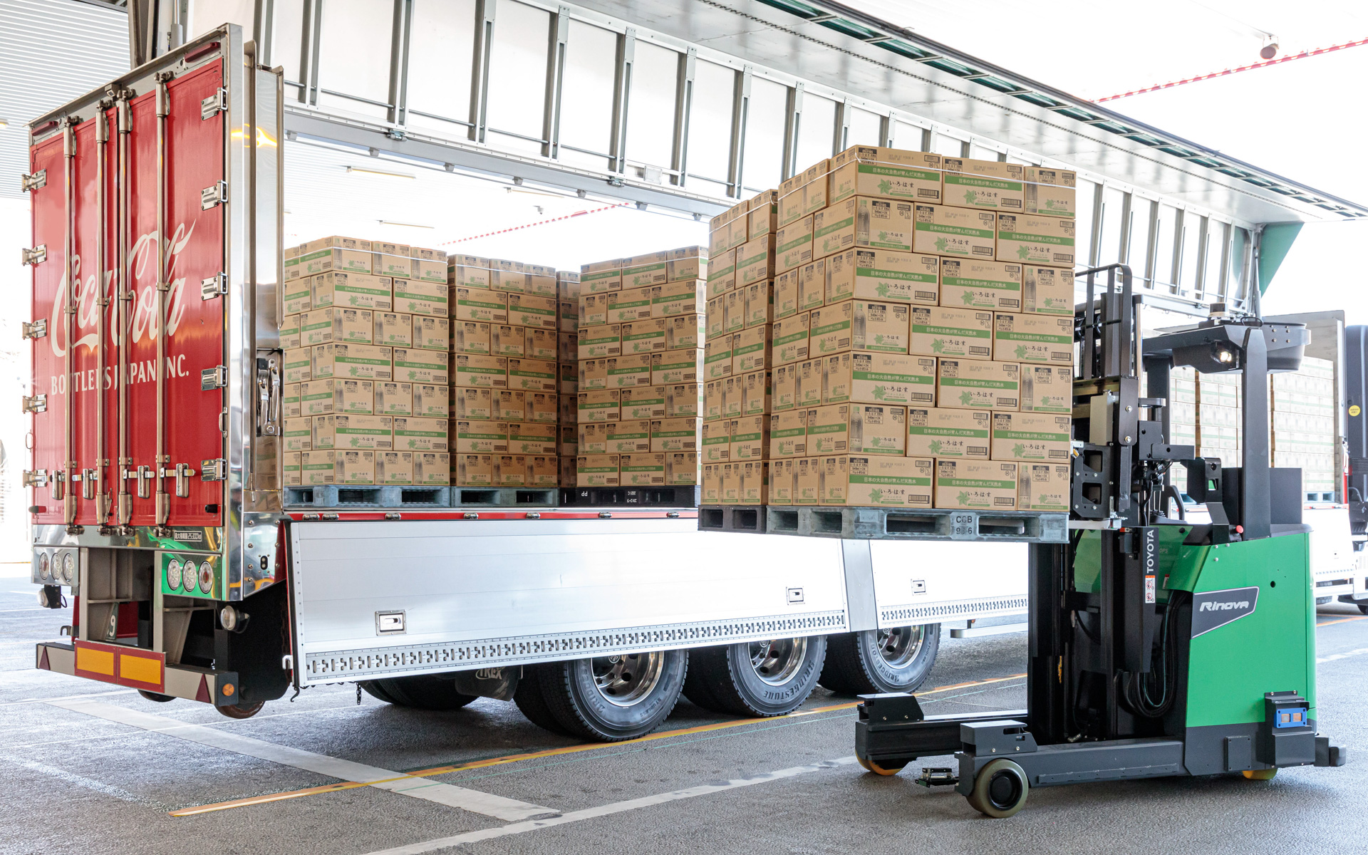 4本フォークタイプのトラック荷役対応自動運転フォークリフト