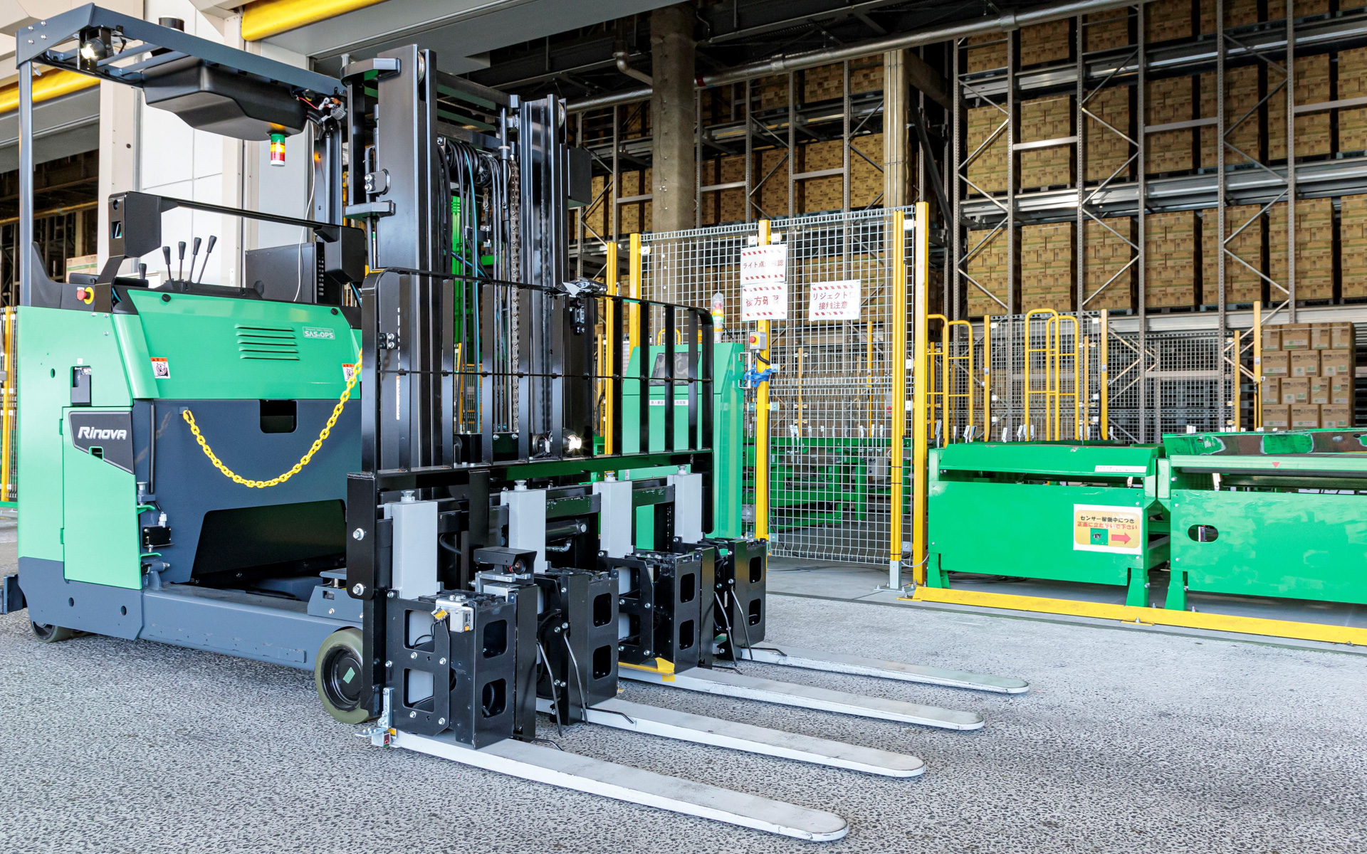 トラック荷役対応自動運転フォークリフト（4本フォークタイプ）