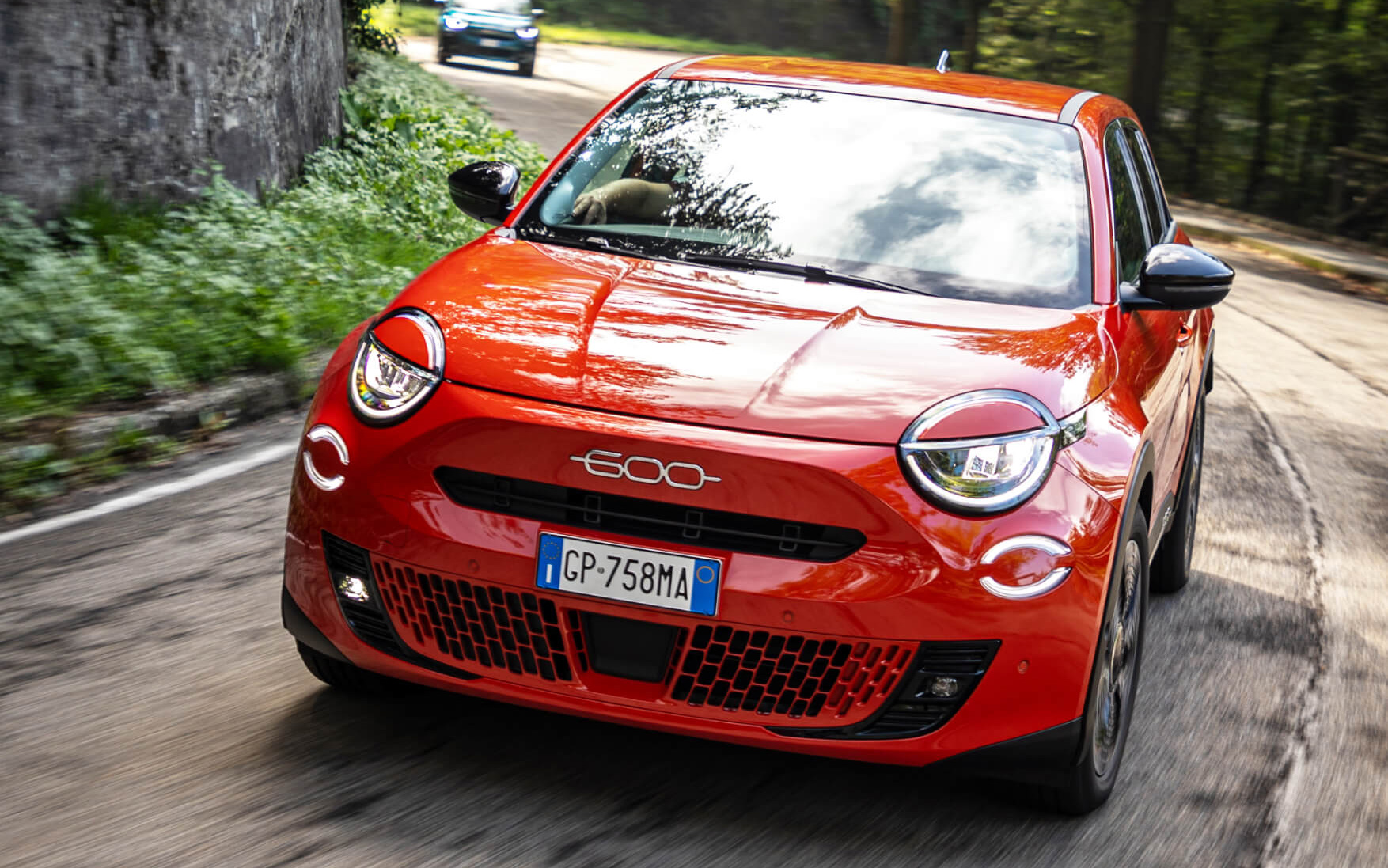 600eのボディサイズは4200×1780×1595mm（全長×全幅×全高）、ホイールベースは2560mm