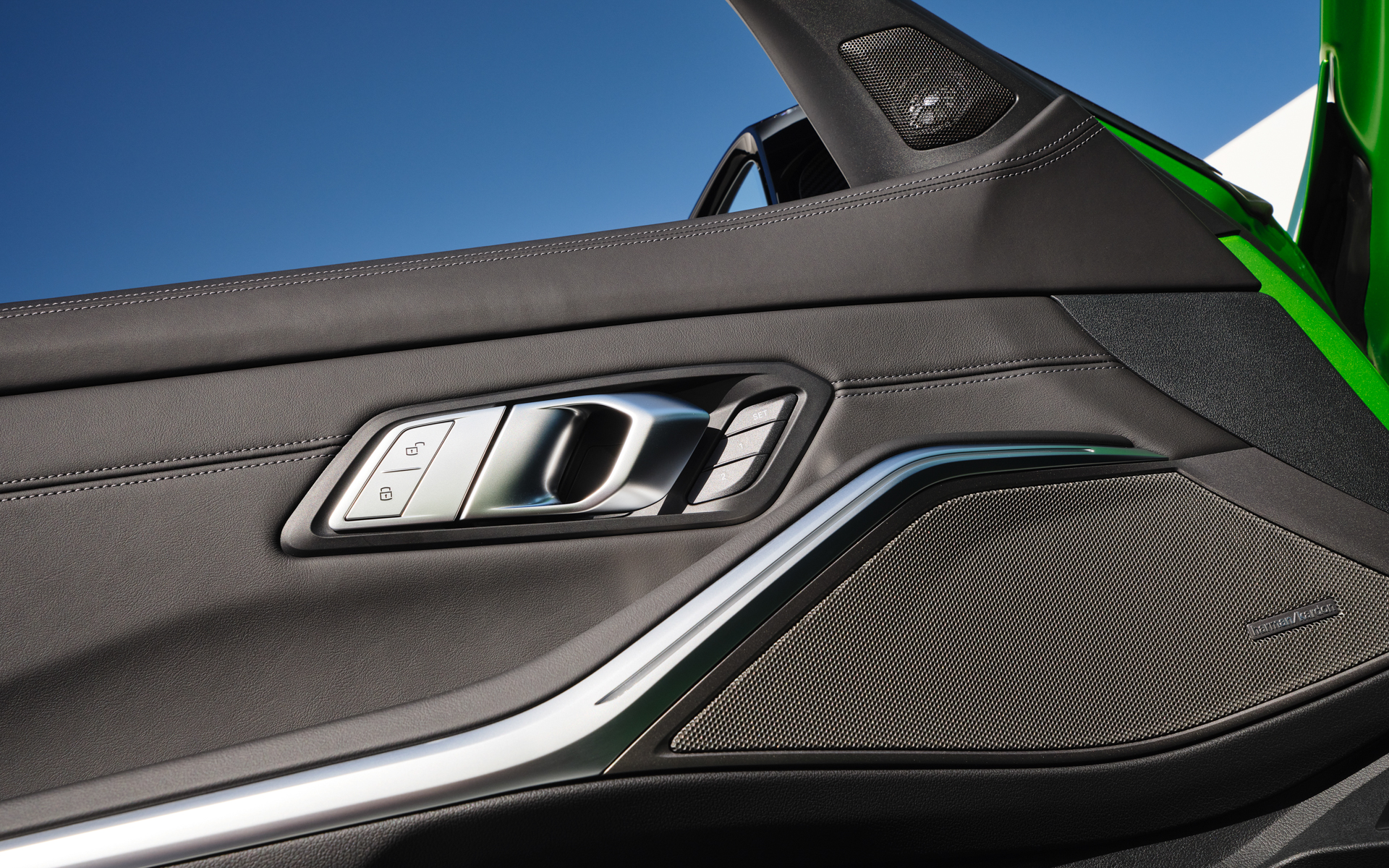 ハーマンカードンのサウンドシステムを搭載