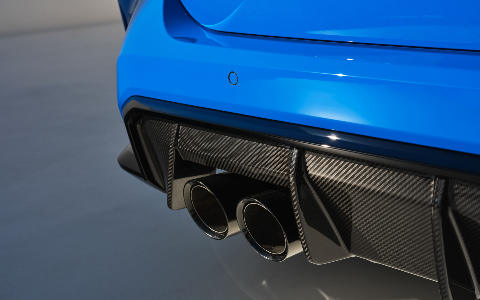 カーボンファイバー製のリアディフューザー