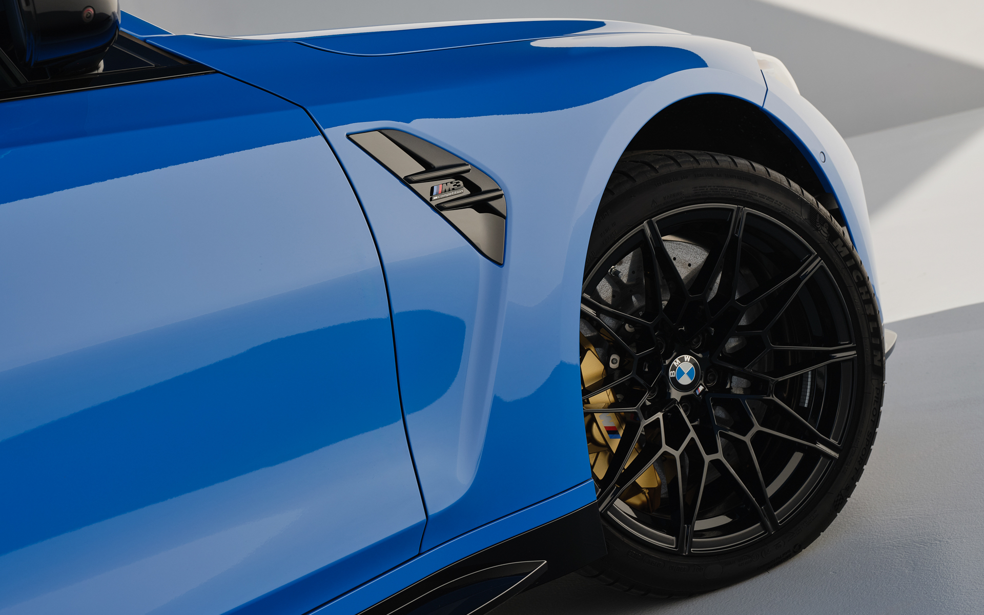 フロントフェンダーにM3ロゴが配される