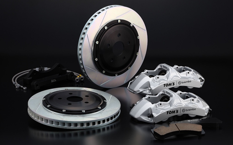専用シルバーキャリパー、専用スリットローター、専用パッド、専用ブレーキライン、その他 取り付けにともなう部品がすべてセットになっている「TOM'S×ブレンボ リミテッドエディション」