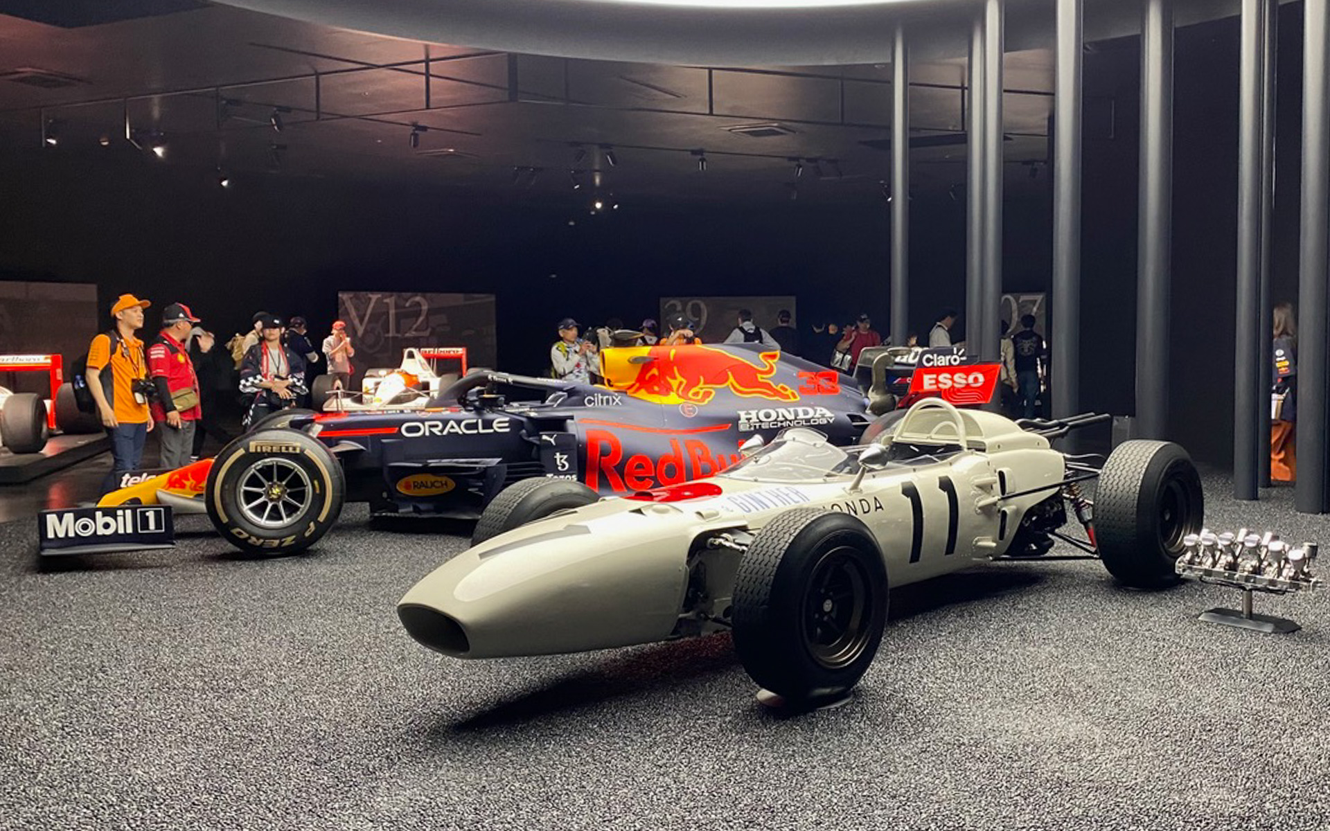 鈴鹿サーキット内の「Honda RACING Gallery」では、メインホールに歴史的な2台のF1マシンをはじめ、たくさんの貴重なマシンが展示され、間近でじっくり見ることができます。落ち着いた雰囲気でモータースポーツの世界に浸る秋、というのもいいですね