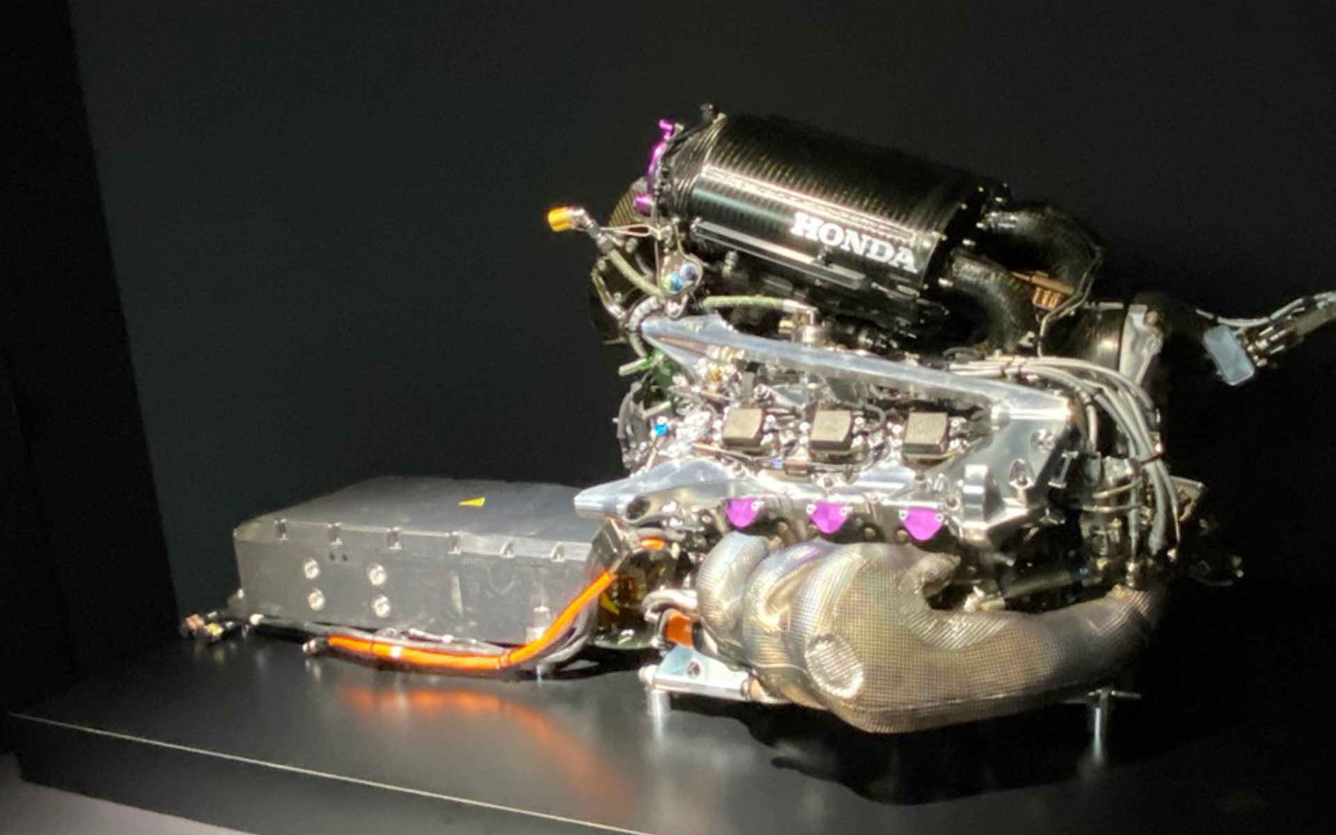 歴代のパワーユニット単体の展示もあります。文系の私にはちょっと難しいのですが、理系の皆さんなら技術の進化を見て感じることができるのではないでしょうか