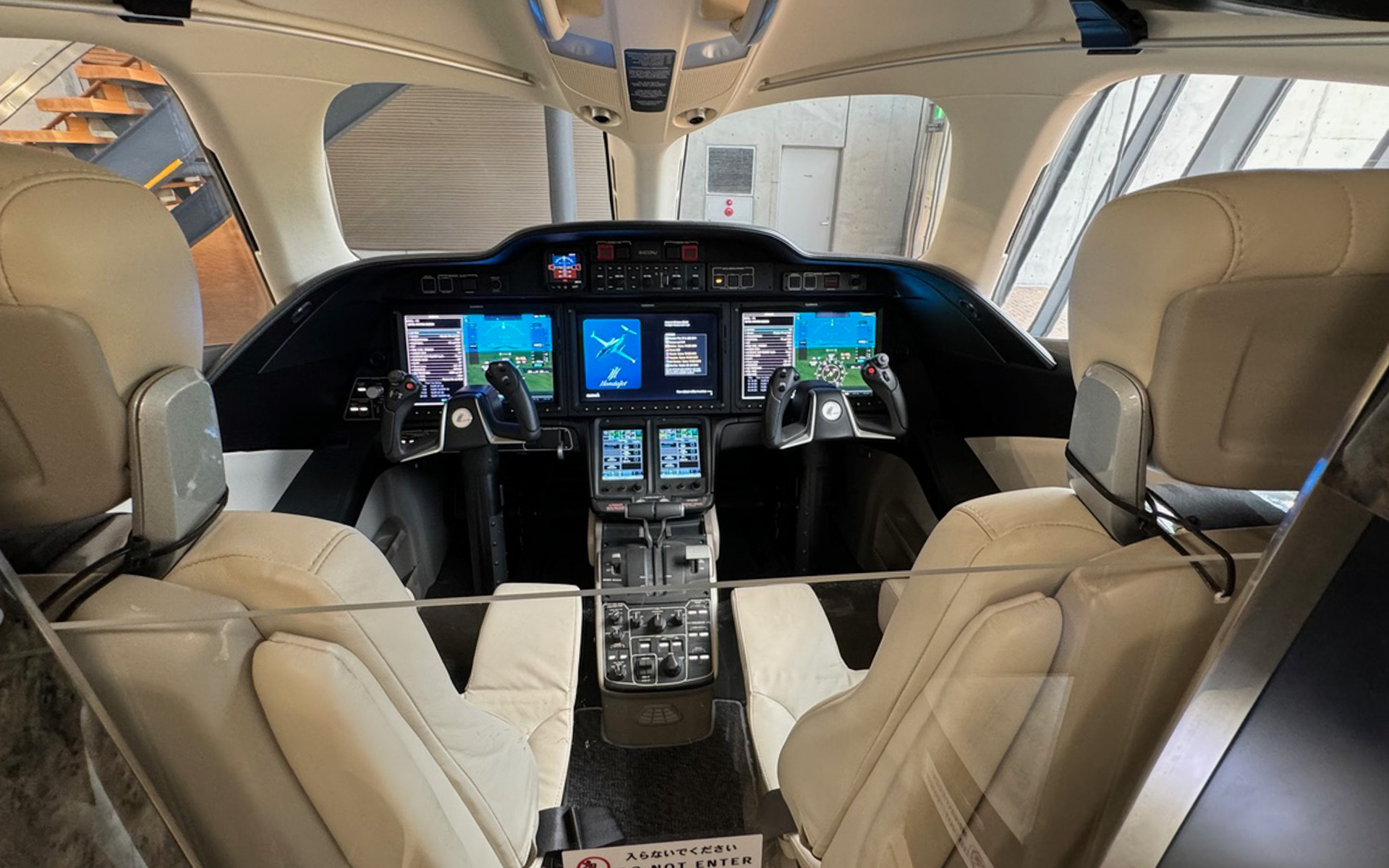 コクピットには座れませんが、この光景を眺めるだけでもワクワク。これで空を飛ぶ気持ちって、どんな感じなんだろう〜と妄想がふくらみました