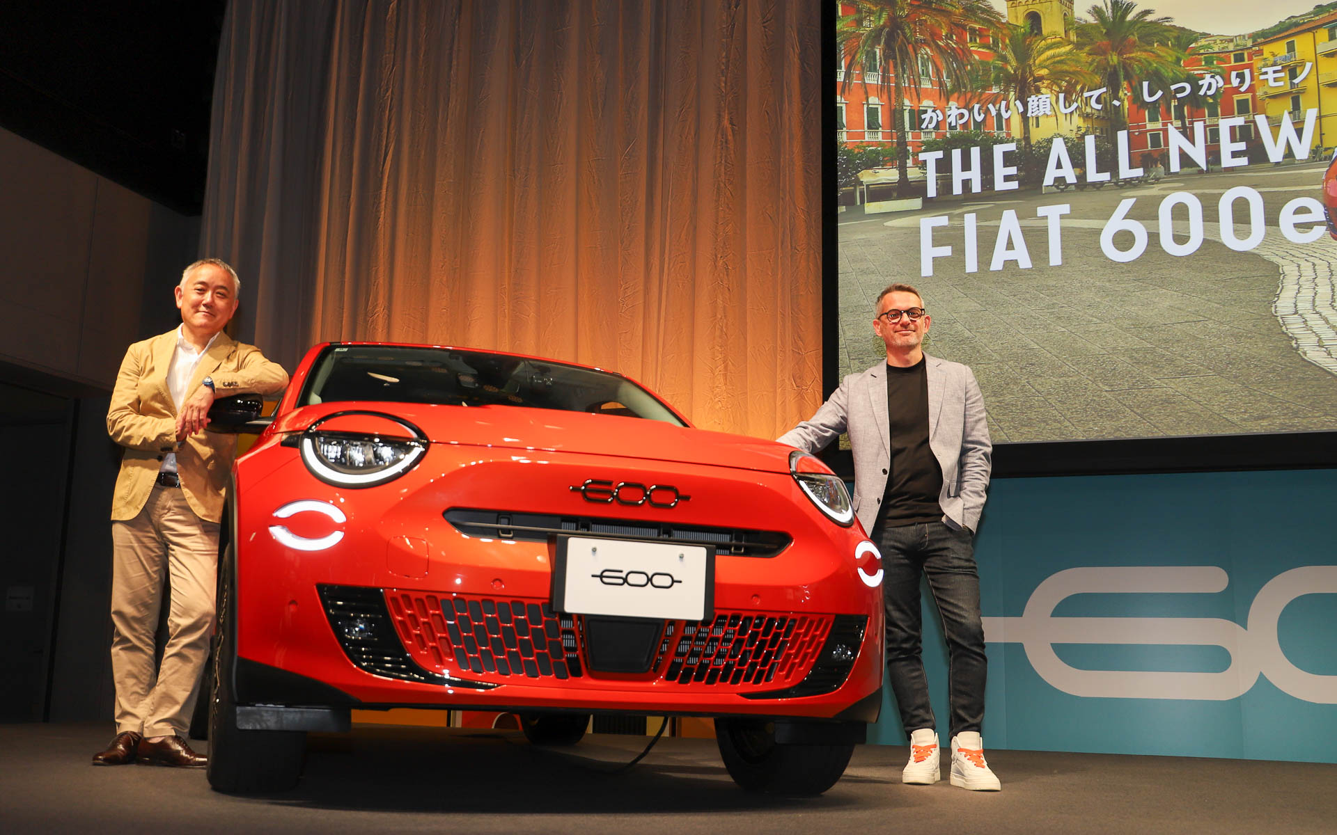 フィアット「600e」とStellantisジャパン株式会社 代表取締役社長 打越晋氏（左）、Stellantisグループ フィアット・ブランド チーフデザイナー フランソワ・ルボワンヌ氏（右）
