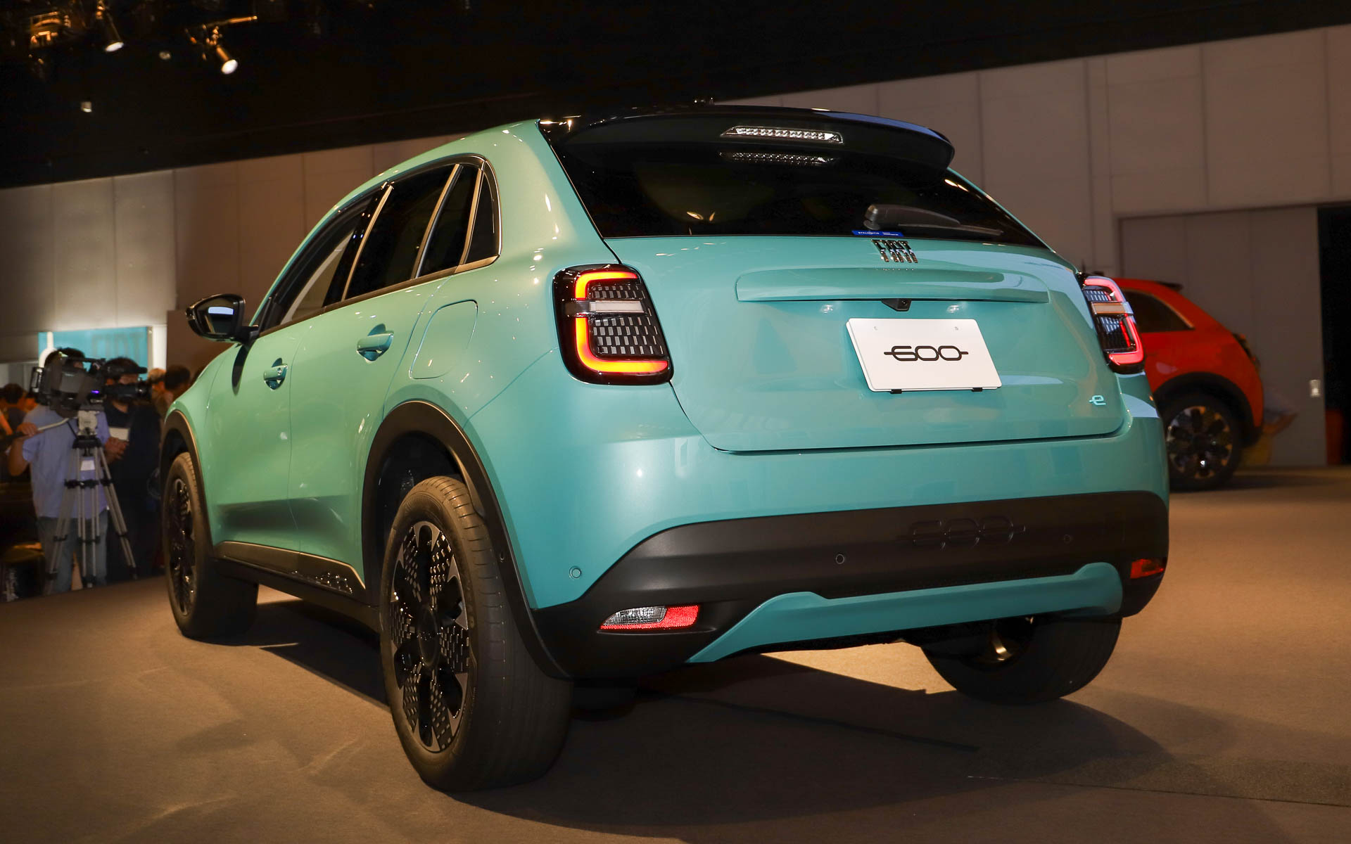 車両全体に同じピクセルパターンを採用し、かわいらしさや親しみやすさに先進的なデジタル感を付与