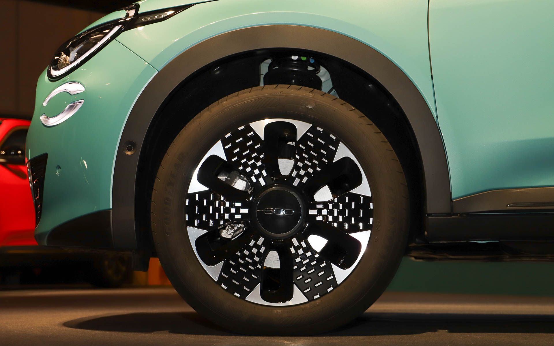 撮影車は18インチダイヤモンドカットアルミホイールに、グッドイヤー「EfficientGrip Performance」（215/55R18）を装着