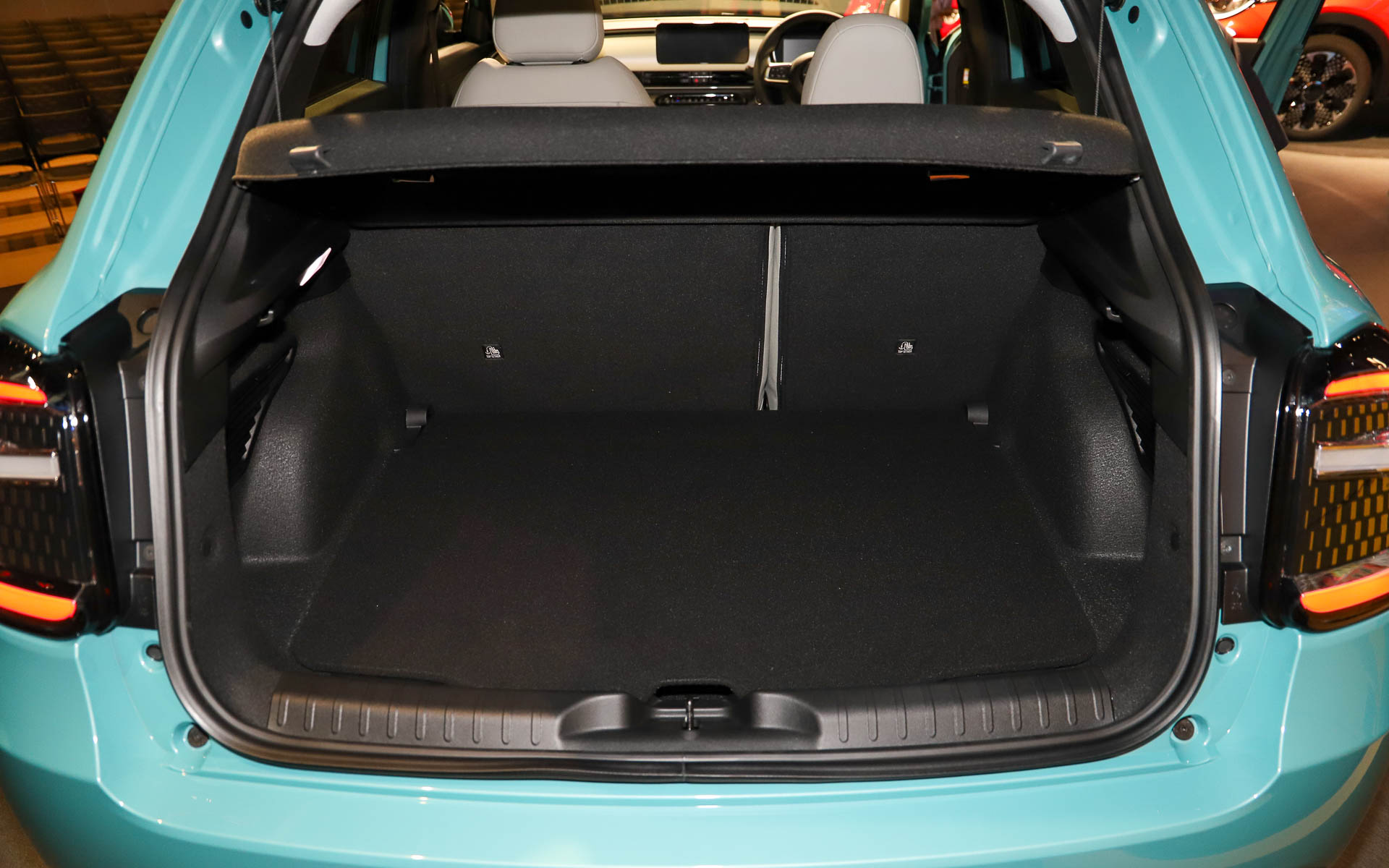 ラゲッジ容量はリアシートを立てている5名乗車時で360L、リアシートをたたんだ2名乗車時で1231Lを確保