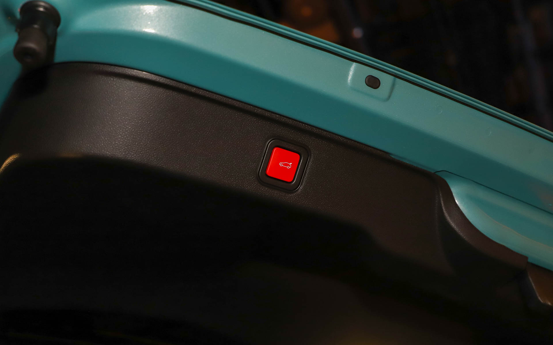 リアバンパー付近に足を入れるとトランクゲートが開く「ハンズフリーパサーリフトゲート」をフィアット初採用。トランクゲートに設置されるボタンからも操作可能