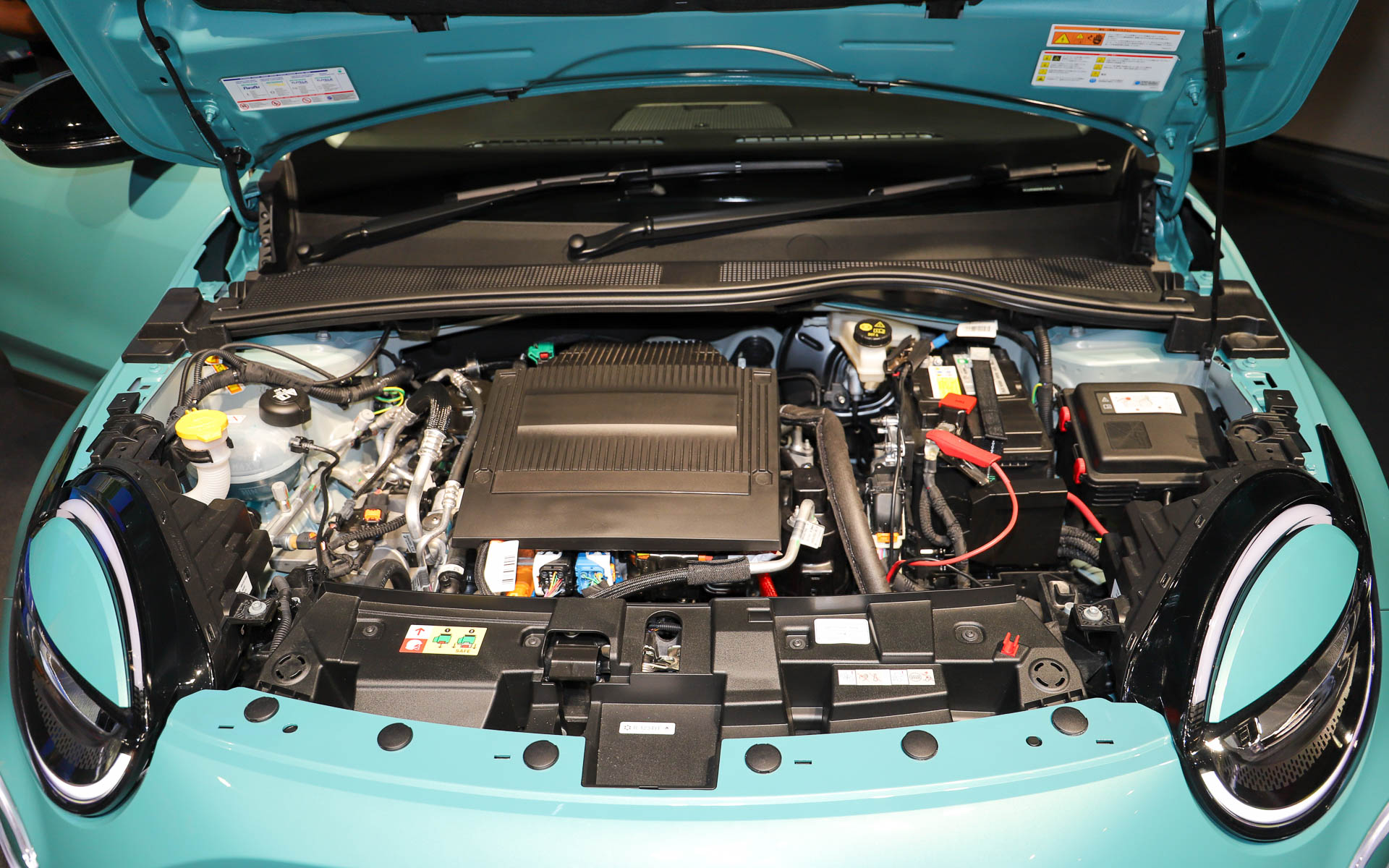 ボンネット内。最高出力115kW（156PS）/4070-7500rpm、最大トルク270Nm/500-4060rpmを発生する「ZK02」型モーターをフロントに搭載