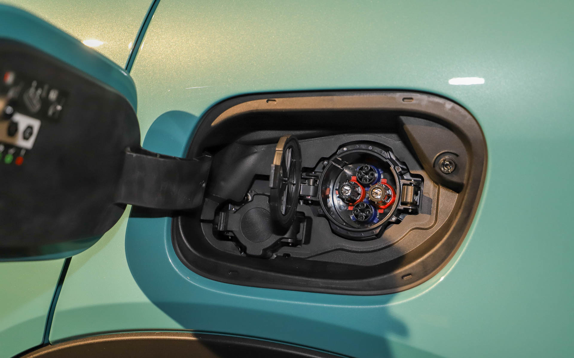 充電口。普通充電と急速充電に対応する