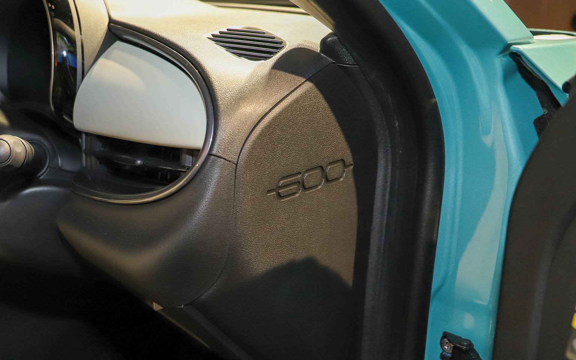 さまざまなところに600のロゴを配置