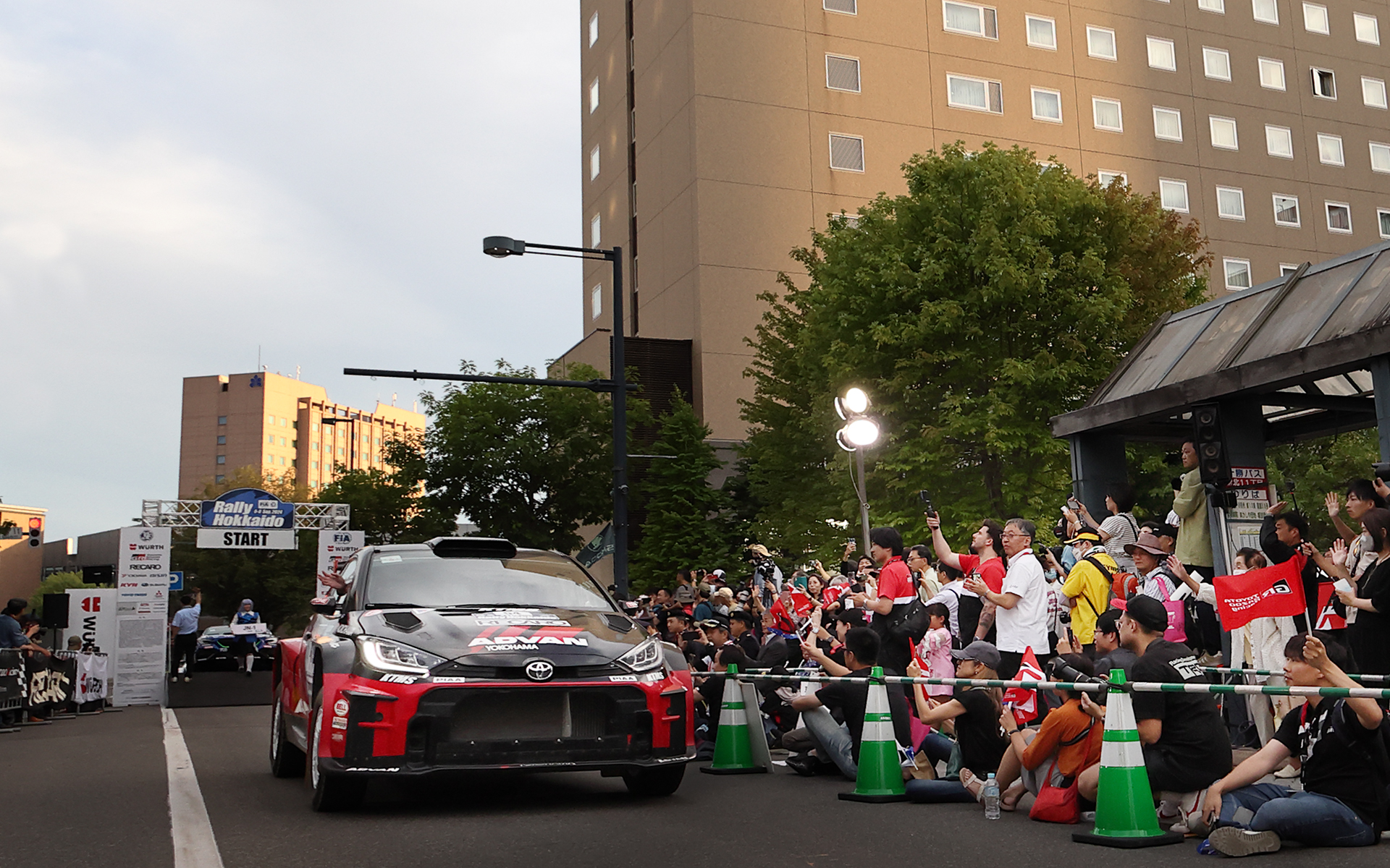 帯広駅前で行なわれたセレモニアルスタートには多くのラリーファンが集まった