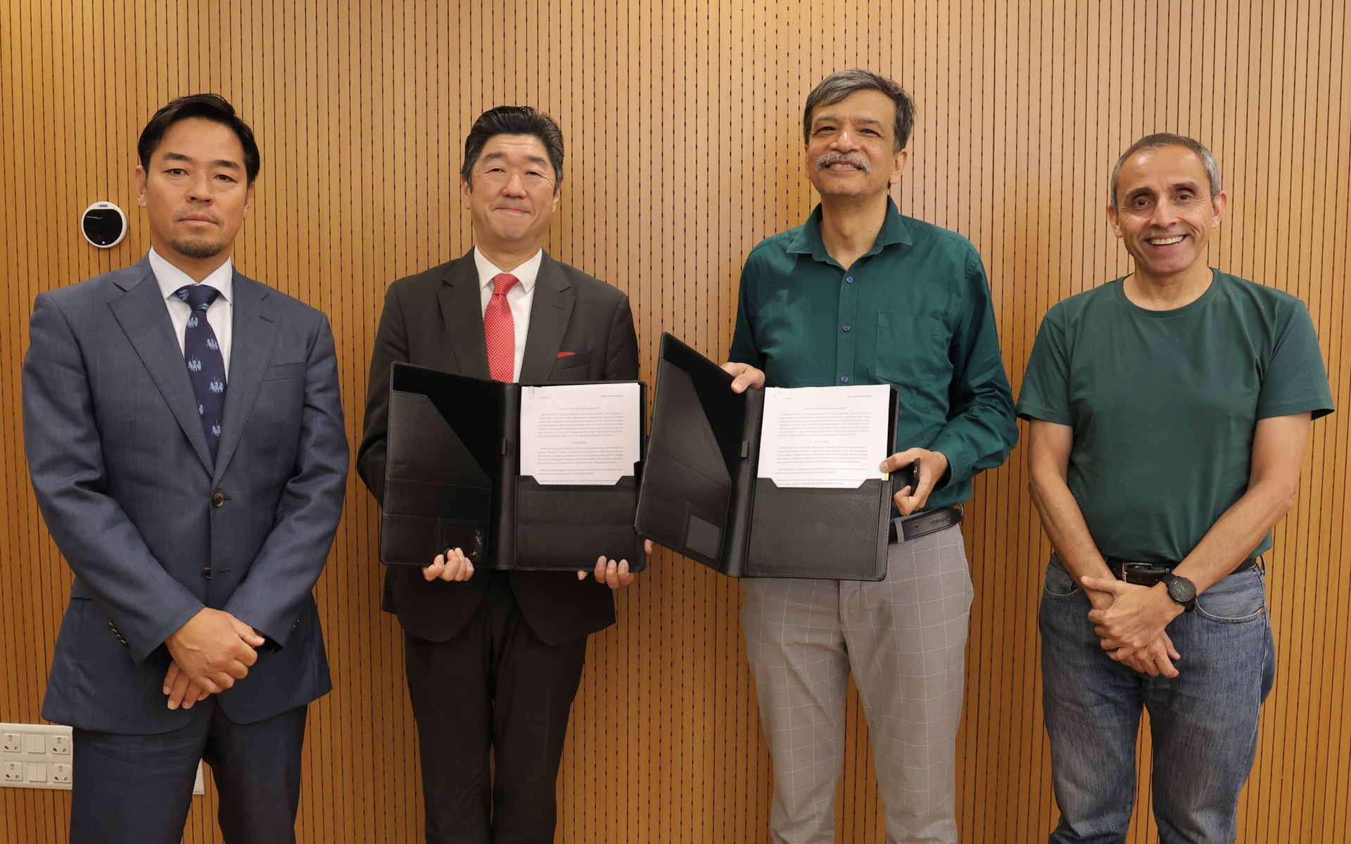 左から本田技術研究所 常務執行役員 小川厚氏、ホンダ・カーズ・インディア・リミテッド 社長 津村卓哉氏、インド工科大学 デリー校 Rangan Banerjee学長、Ambuj Sagar副学長