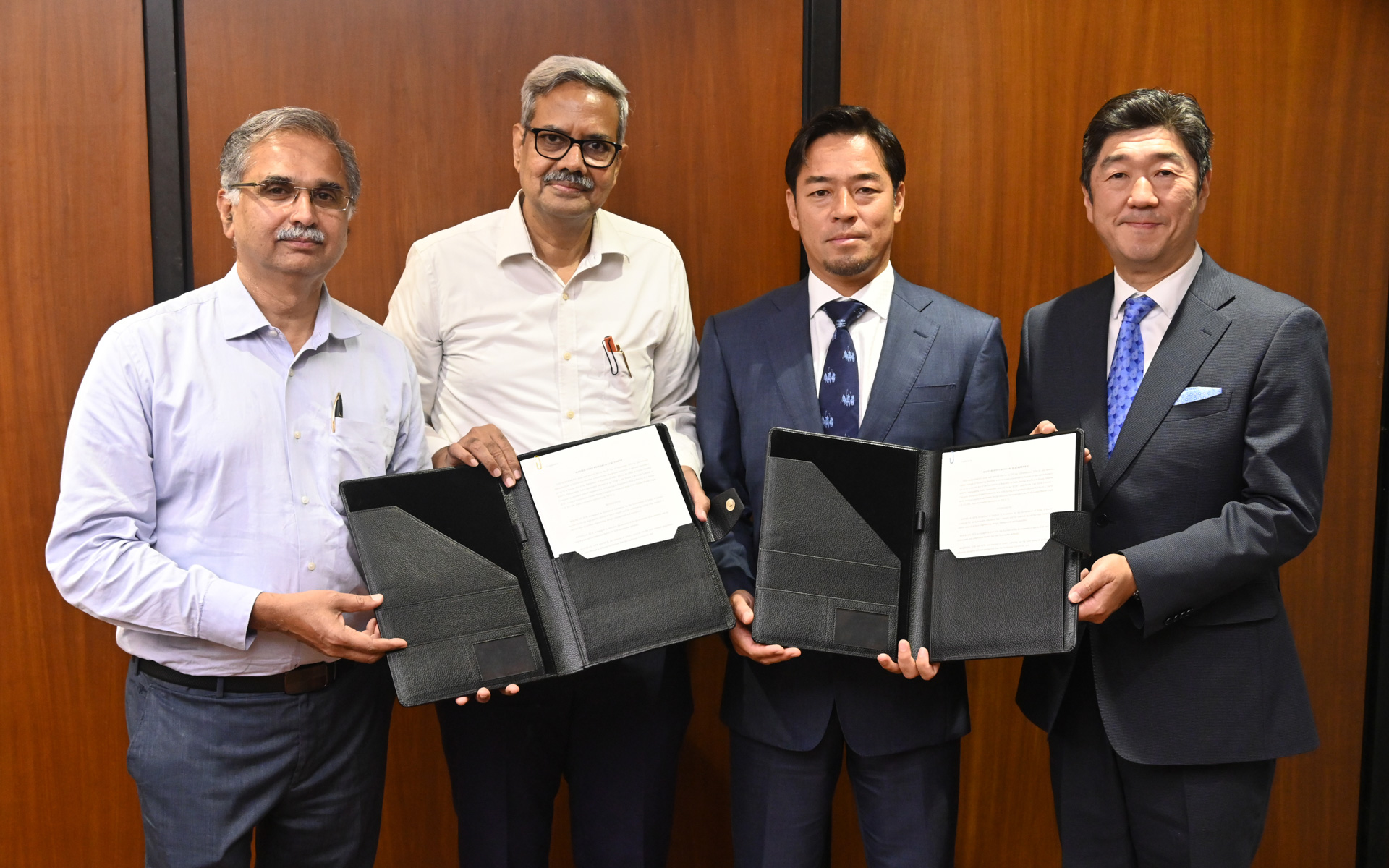 インド工科大学 ボンベイ校 Milind Atrey副学長、K V Krishna Rao副学長、本田技術研究所 常務執行役員 小川厚氏、ホンダ・カーズ・インディア・リミテッド 社長 津村卓哉氏