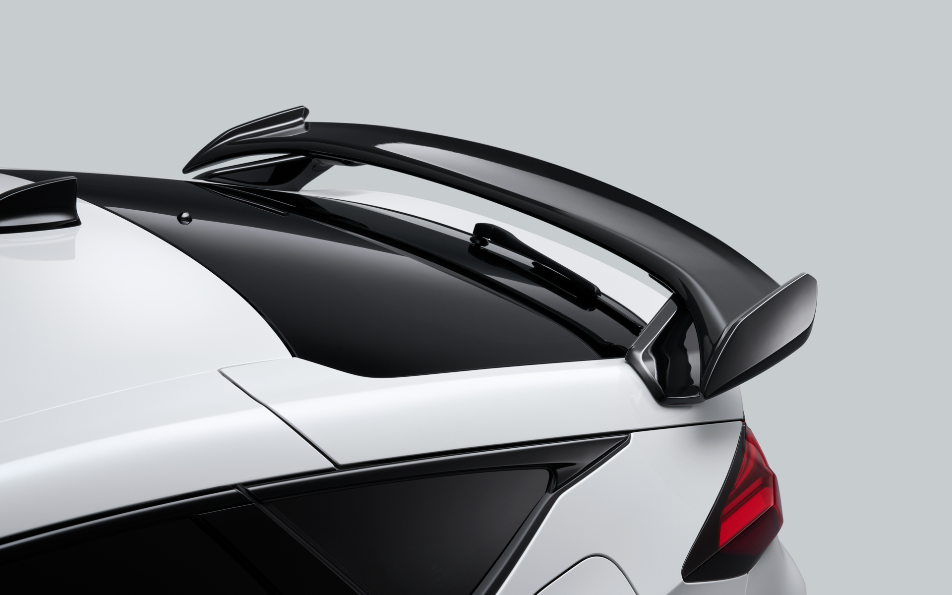 主翼下面に鋸刃形状の“実効空力デバイス”を搭載しているのが特徴