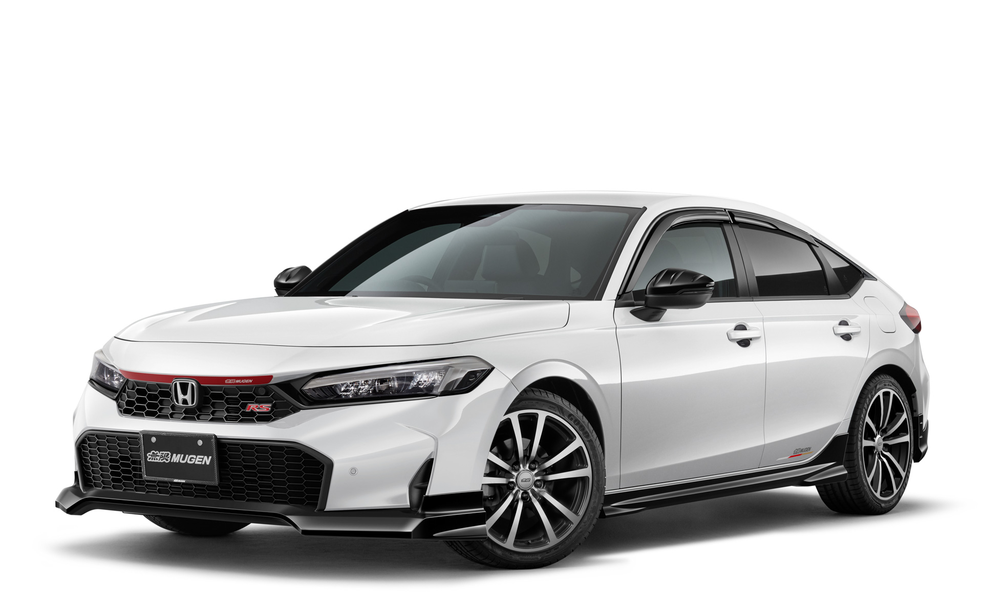 開発中のフロントグリルデカールやフロンアンダースポイラーを装着