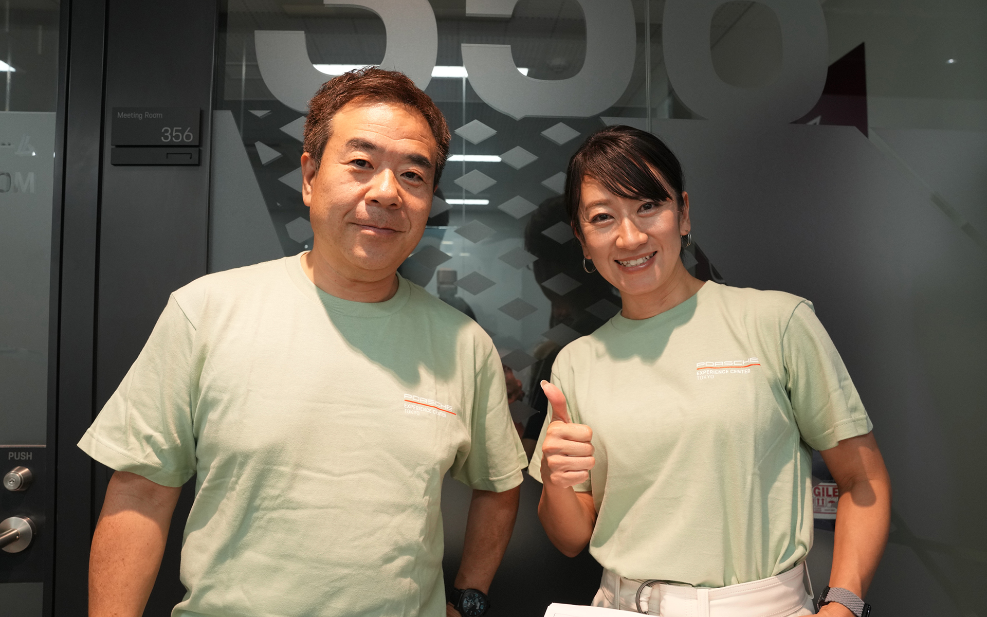 イベントの進行を務めたモータージャーナリストの岡崎五朗氏、藤島知子氏