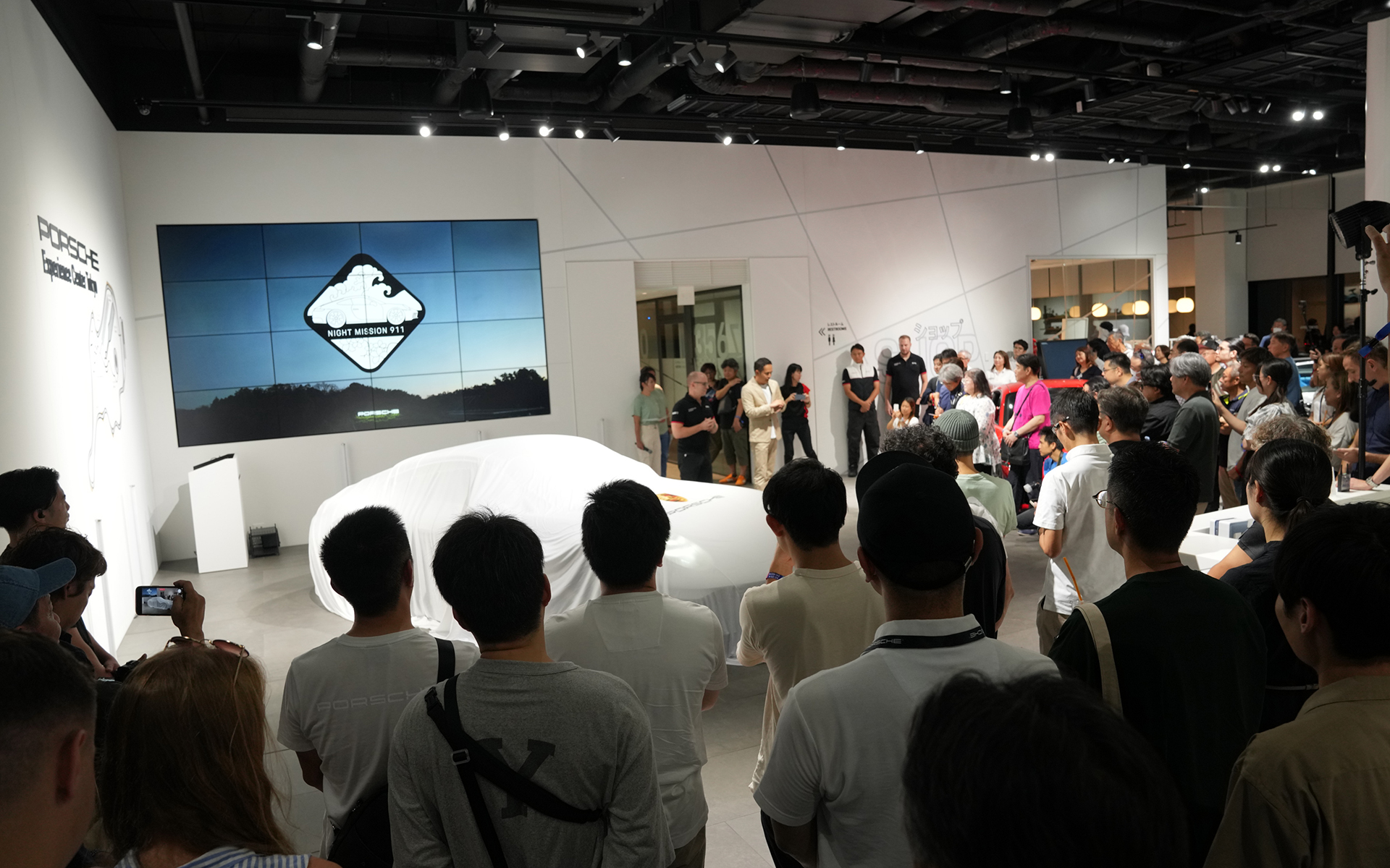 新型911カレラのアンベールを待つ参加者