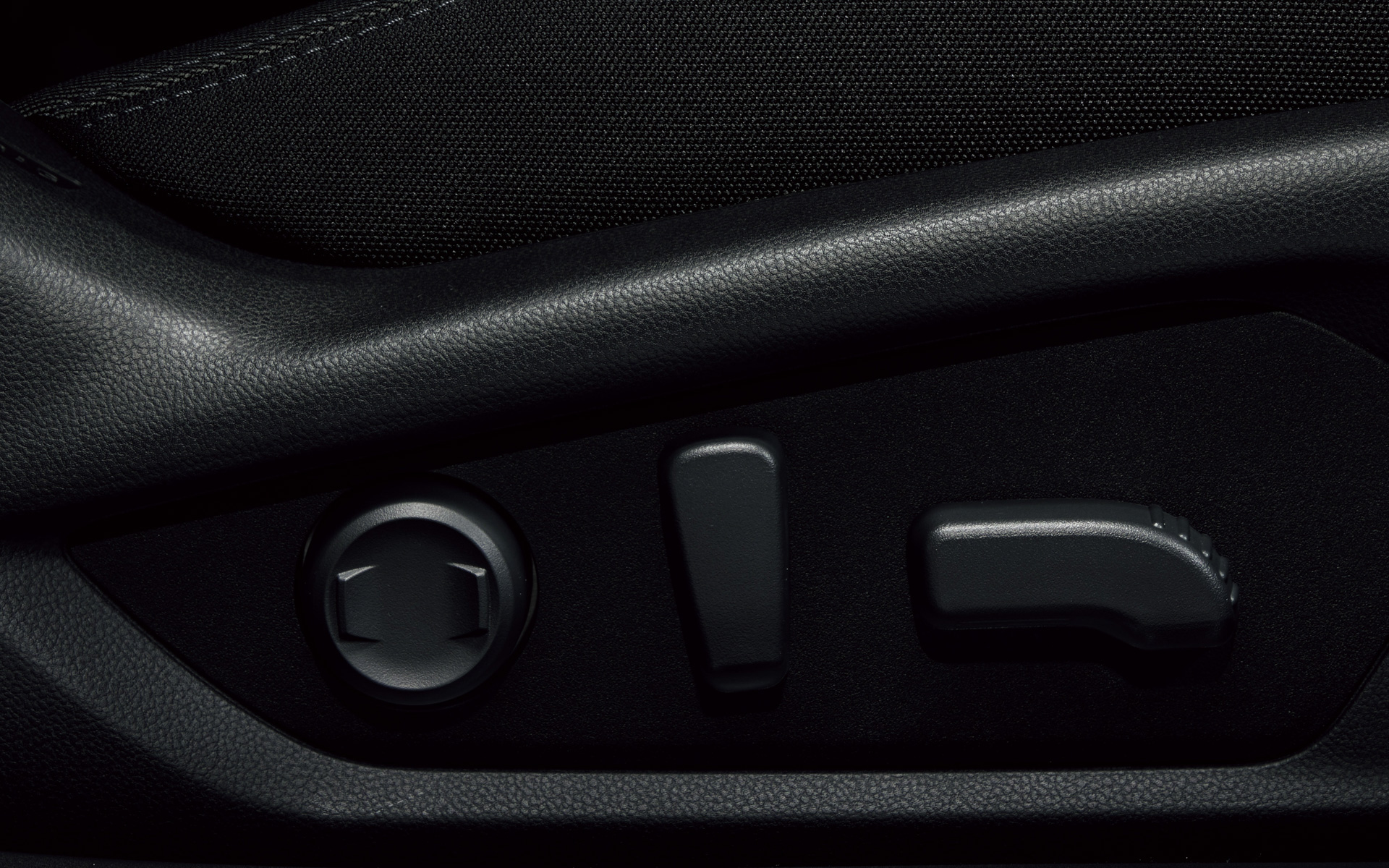 運転席10ウェイ&助手席8ウェイパワーシート