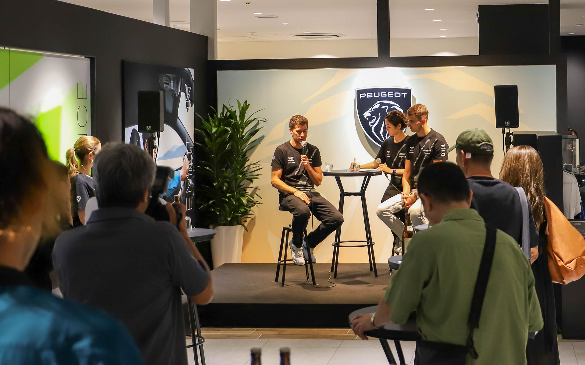 プジョーオーナーを招いたドライバートークショーが開催された