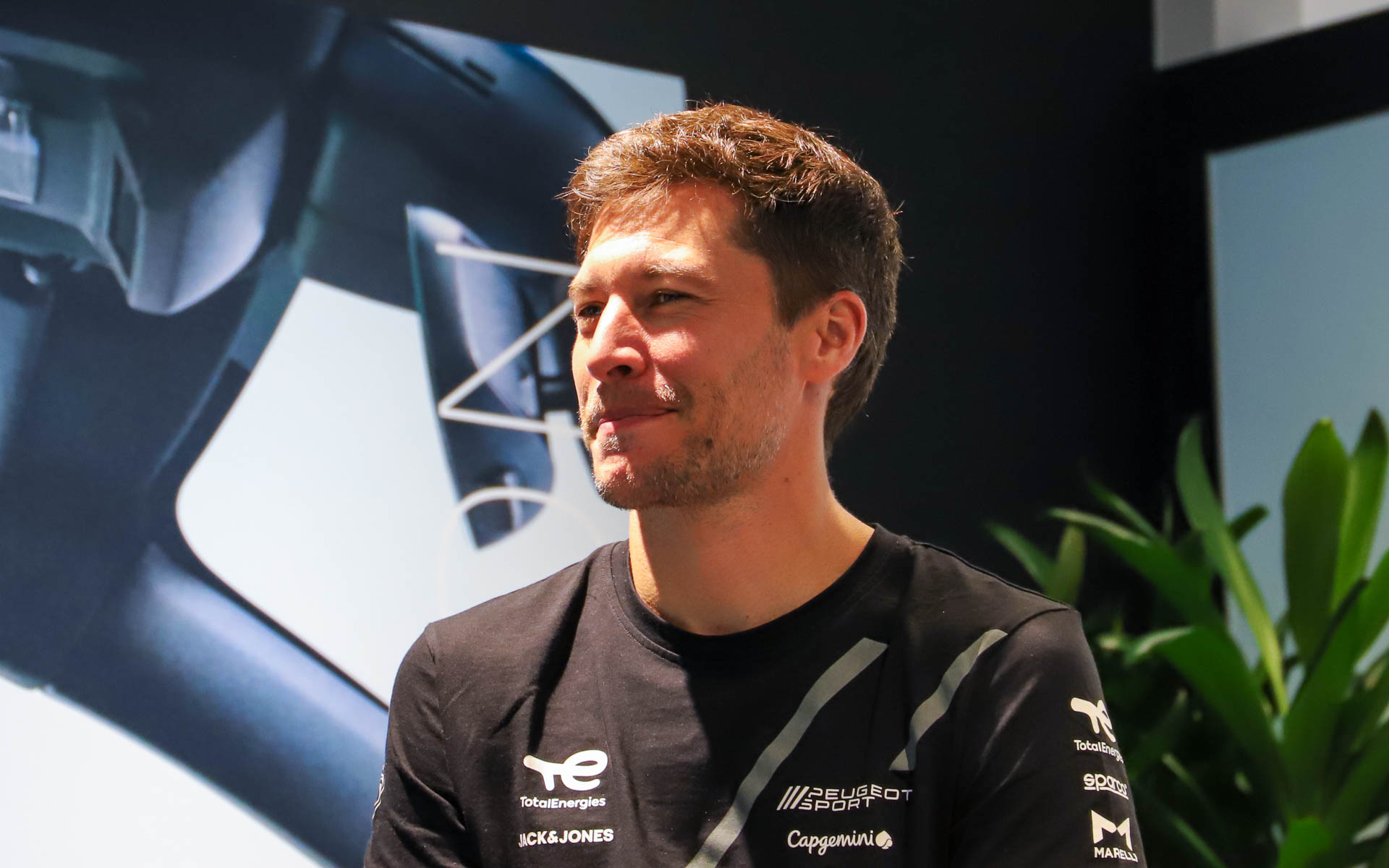 ロイック・デュバル選手。フランス出身で、2006年からフォーミュラ・ニッポンに参戦。複数回の優勝を重ねつつ、2009年にはドライバーズチャンピオンを獲得。その後SUPER GTにも参戦し、2010年に年間チャンピオンを獲得している。2014年のSUPER GT参戦を最後に活動拠点をヨーロッパに移行。フォーミュラE、WECへの参戦を続け、2023年からプジョー・トタルエナジーズに加入し、9X8 94号車のドライバーとして参戦している。2013年のル・マン24時間レース優勝ドライバー