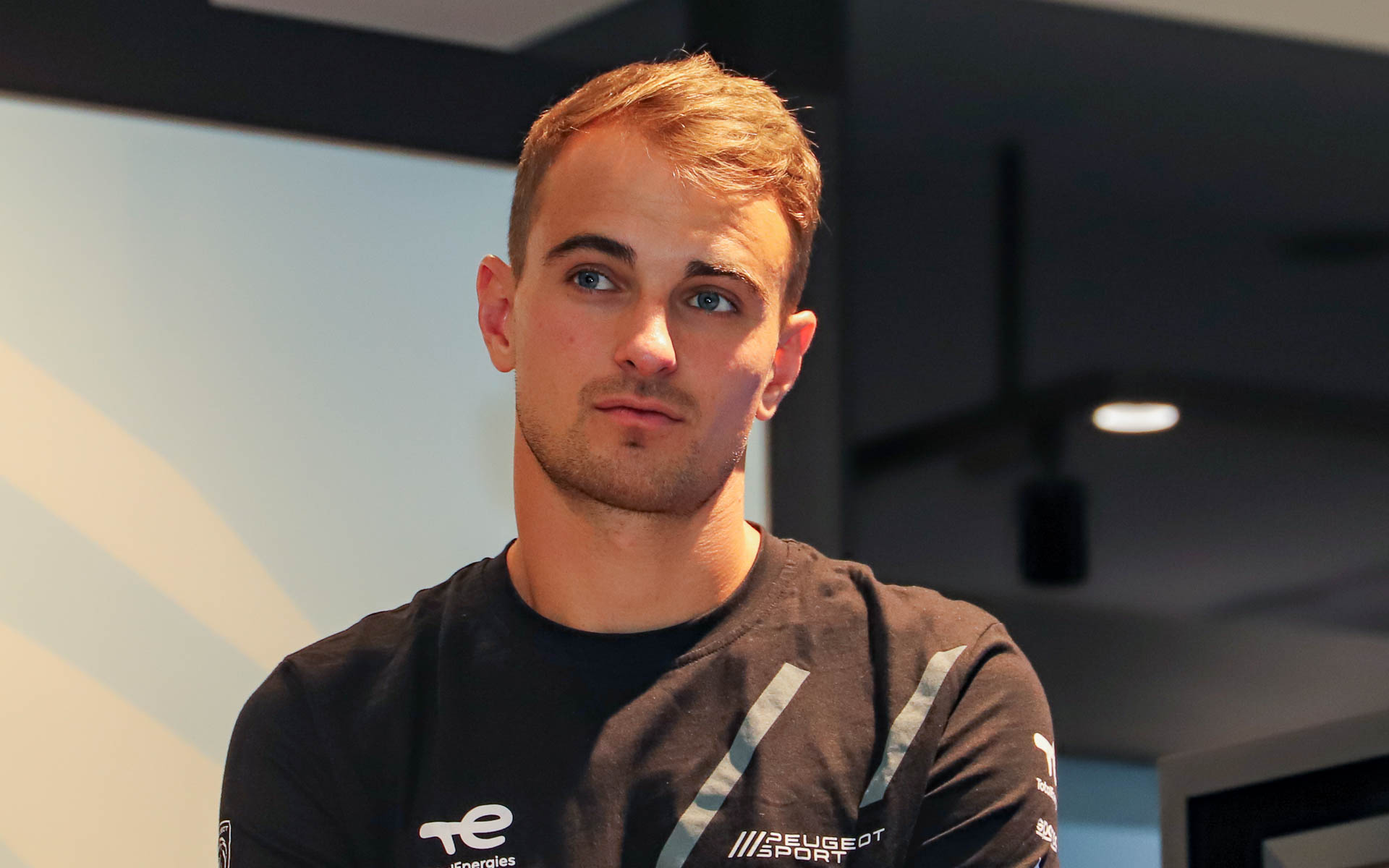 ニコ・ミューラー選手。スイス出身で、フォーミュラ・ルノー2.0、DTM（ドイツツーリングカー選手権）、フォーミュラEなどの参戦を経て、2022年にLMP2でル・マン24時間レース初参戦。2023年からチーム・プジョー・トタルエナジーズに加入し、9X8 93号車をドライブしている