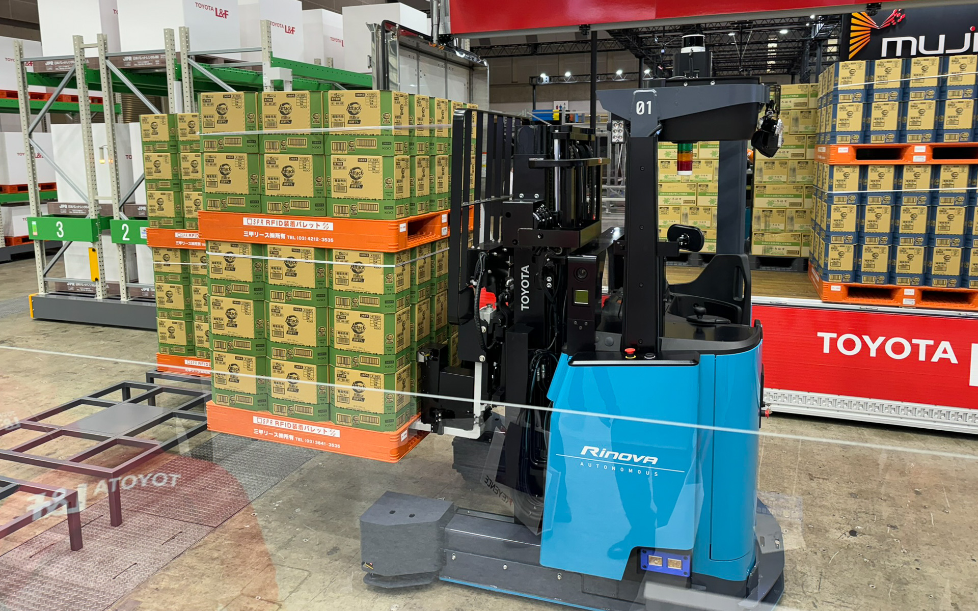 トラック荷役対応自動運転フォークリフト（4本フォークタイプ）