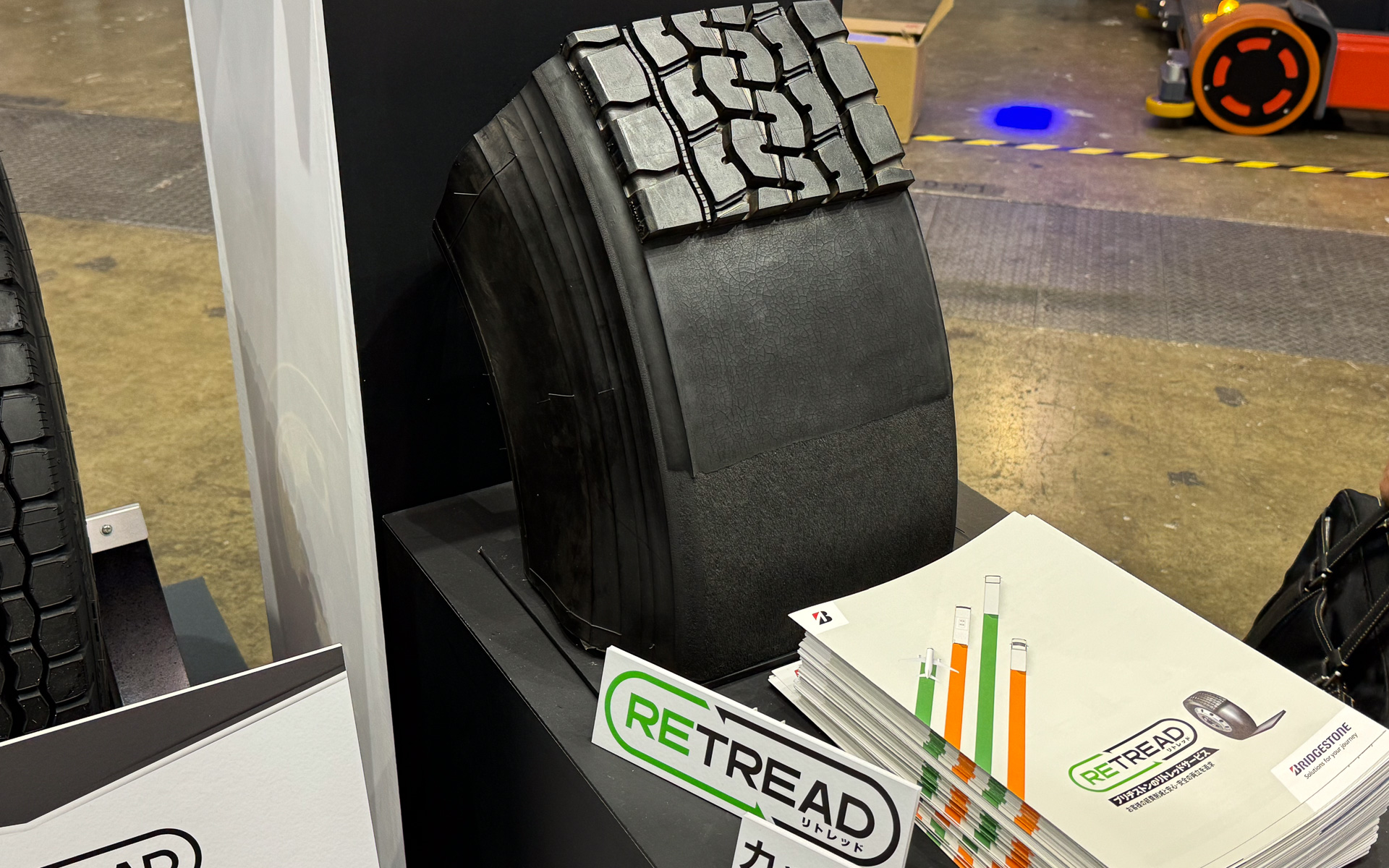 ブリヂストンが国際物流総合展に展示したリトレッドタイヤ