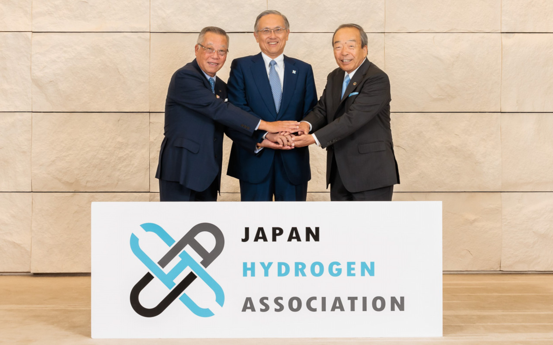 JH2A（一般社団法人水素バリューチェーン推進協議会）共同会長の（左から）牧野明次氏、國部毅氏、内山田竹志氏