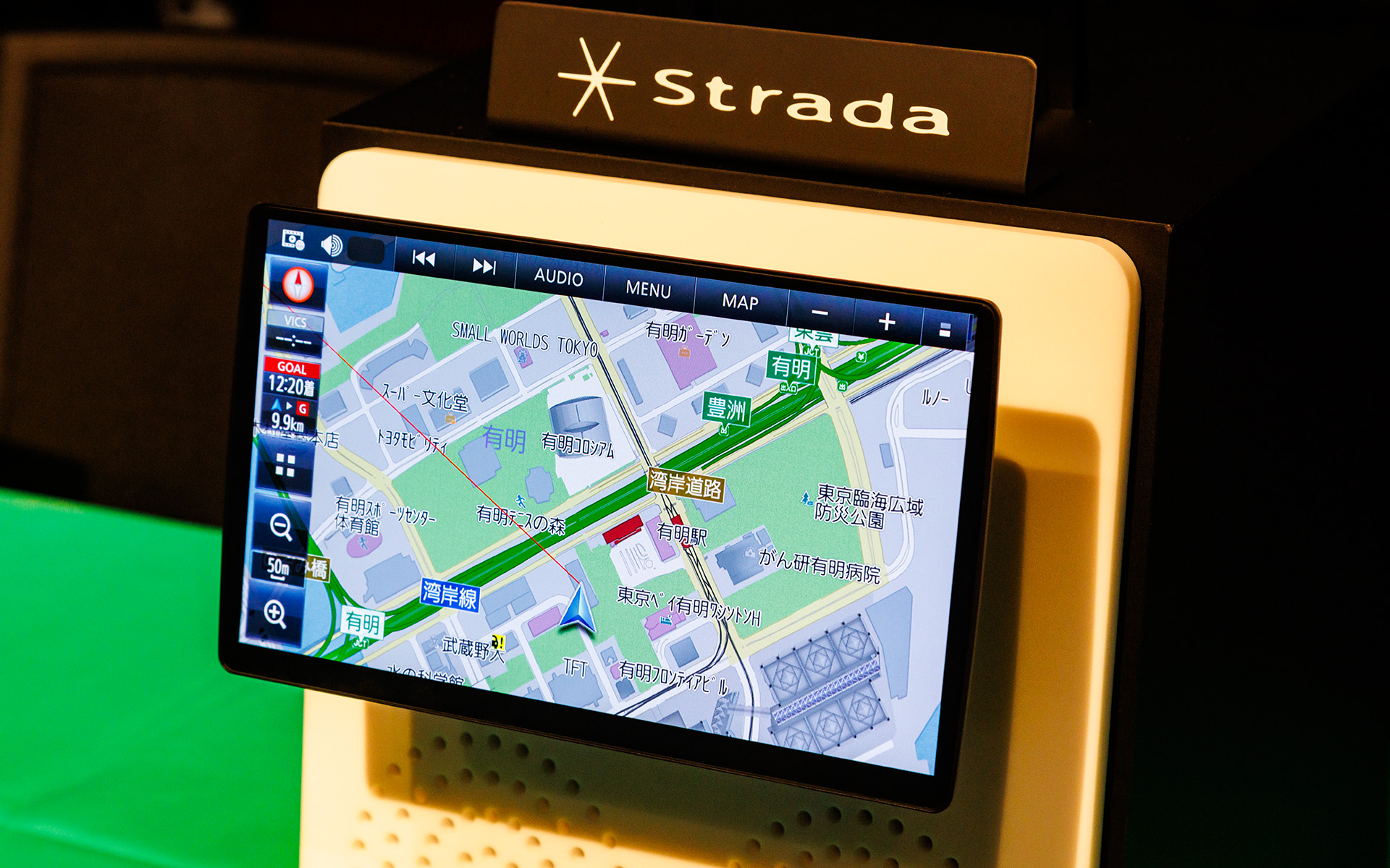 有機ELディスプレイを採用しているため角度があっても映像は美しい