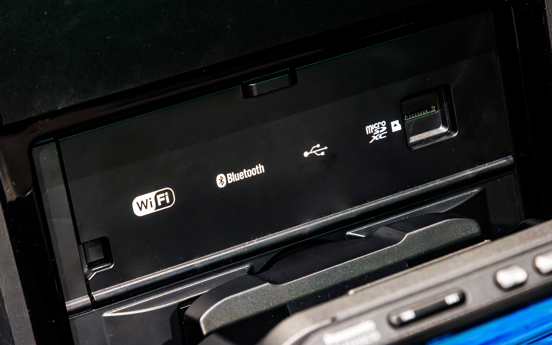 新モデルはメカレスとなった。マイクロSDカードは対応