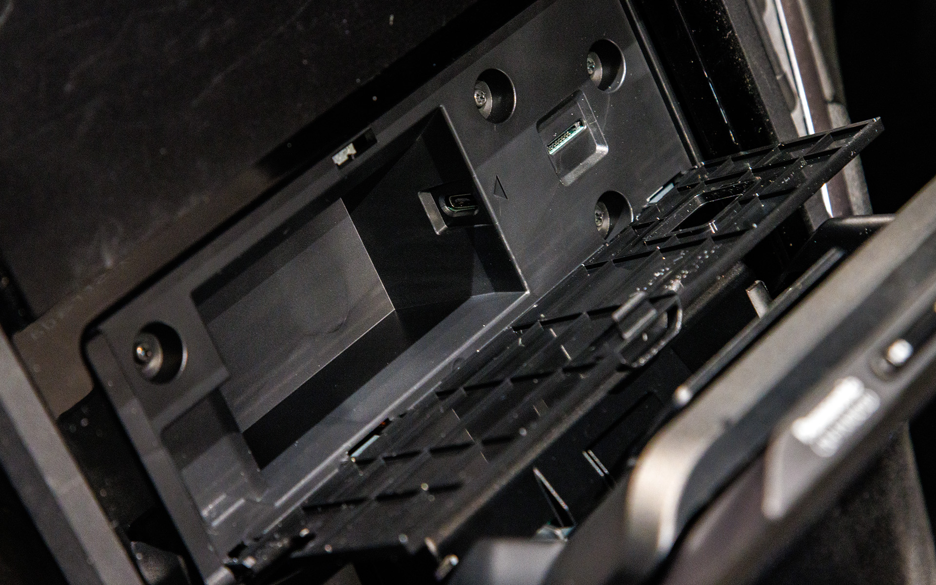 フタを開けると充電用のUSB端子（15W3A）がある。フタの構造（開閉機構）は変更になるとのこと