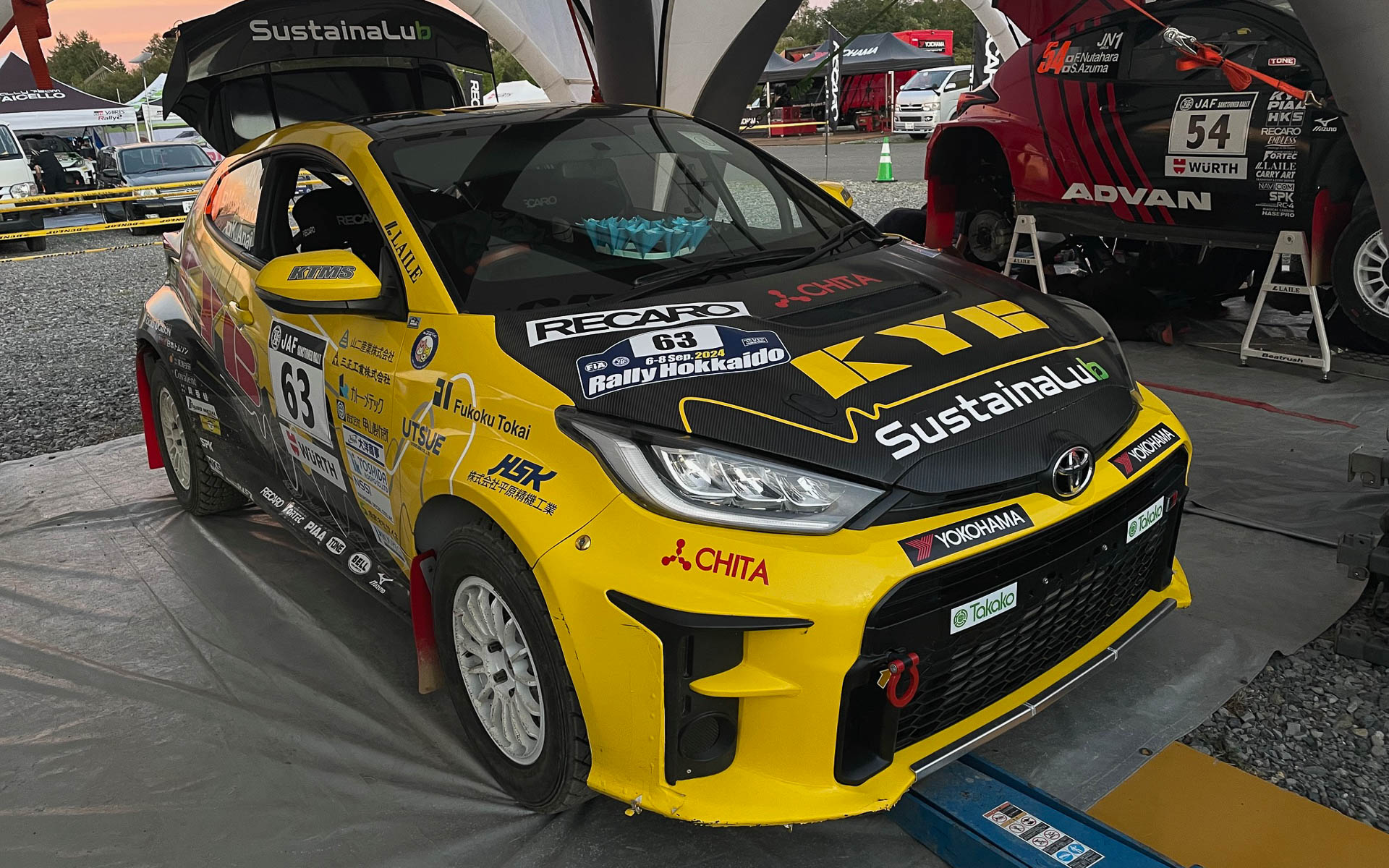 KYB号の石黒/穴井クルーは今年から全日本ラリーにJN1で参戦。2回目のグラベルは徐々にペースをつかみ始めたところで転倒、リタイアとなる。写真は前日のスタート前。フロントのダッシュボードの青い輪は小学校訪問で子供たちが作ってくれた宝物