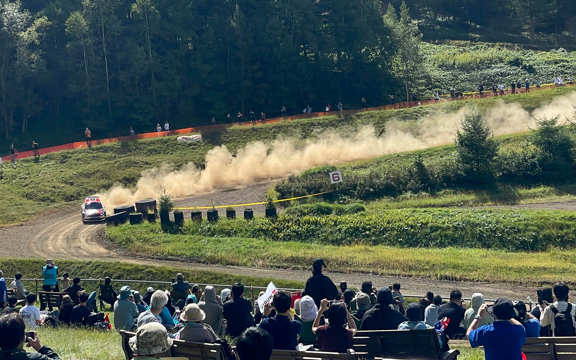 陸別のSS5。雄大な北海道のSSを全開で走る。優勝した新井大樹/松尾俊亮組のシュコダ・ファビアR5。メジャーなラリー2。2023年のコバライネン車をリビルトして使っている