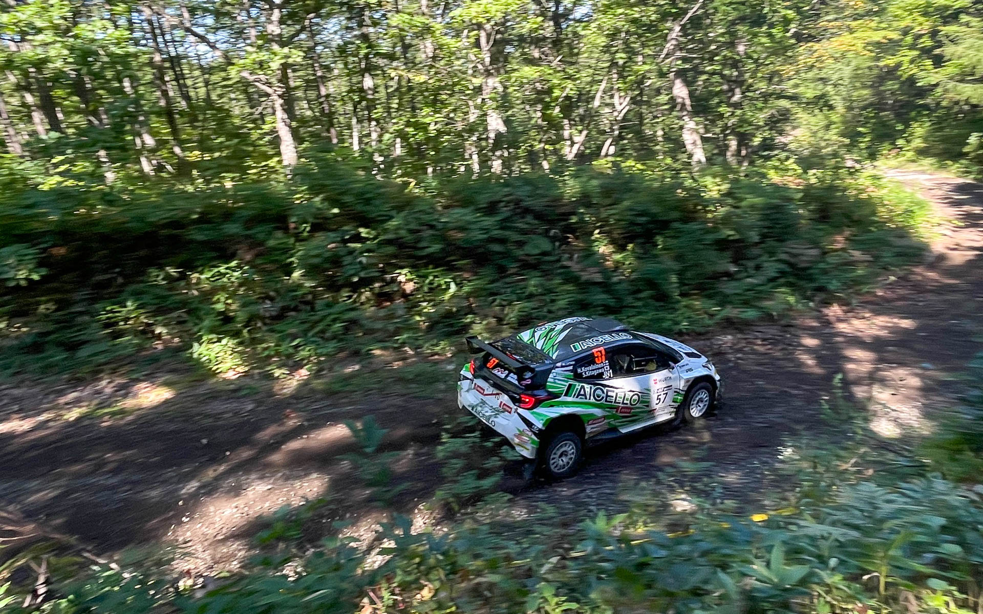 音更のSSを走るヘイキ・コバライネン/北川紗衣組のAICELLO GRヤリス・ラリー2。病から復帰して今年は途中参加。クリッピングはピタリと合わせてさすがでした