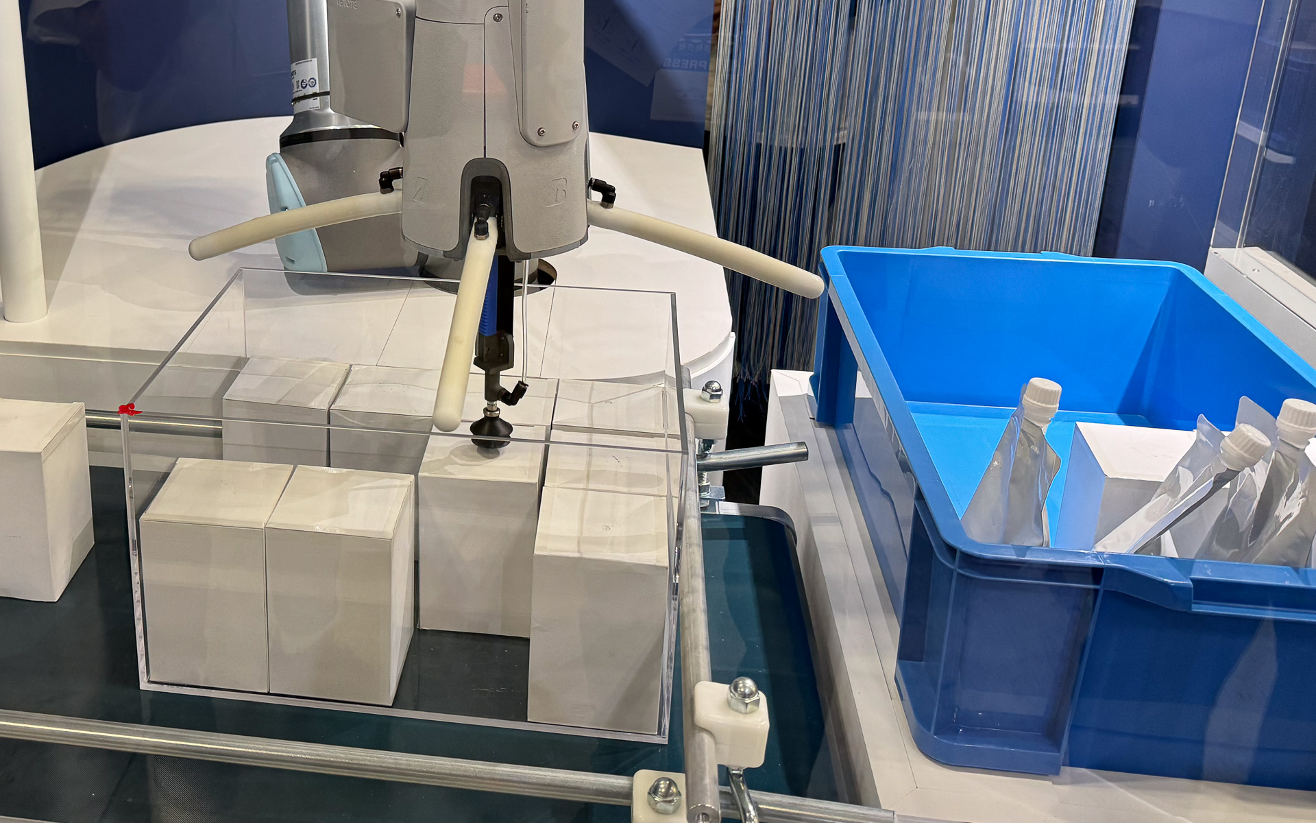 ブリヂストン ソフトロボティクス ベンチャーズの「TETOTE and」。中央に吸着装置が加わった