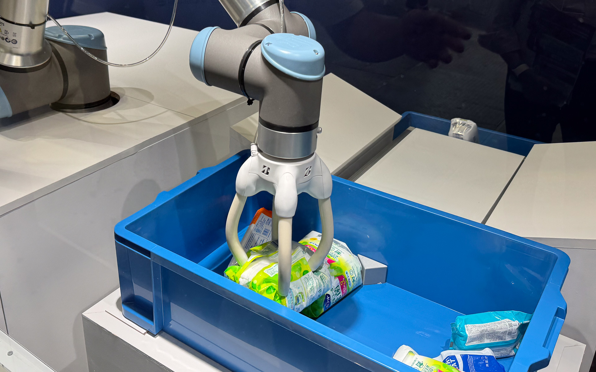 一般的にはつかみにくいこのような形状のものも、ラバーアクチュエータでピックアップ可能