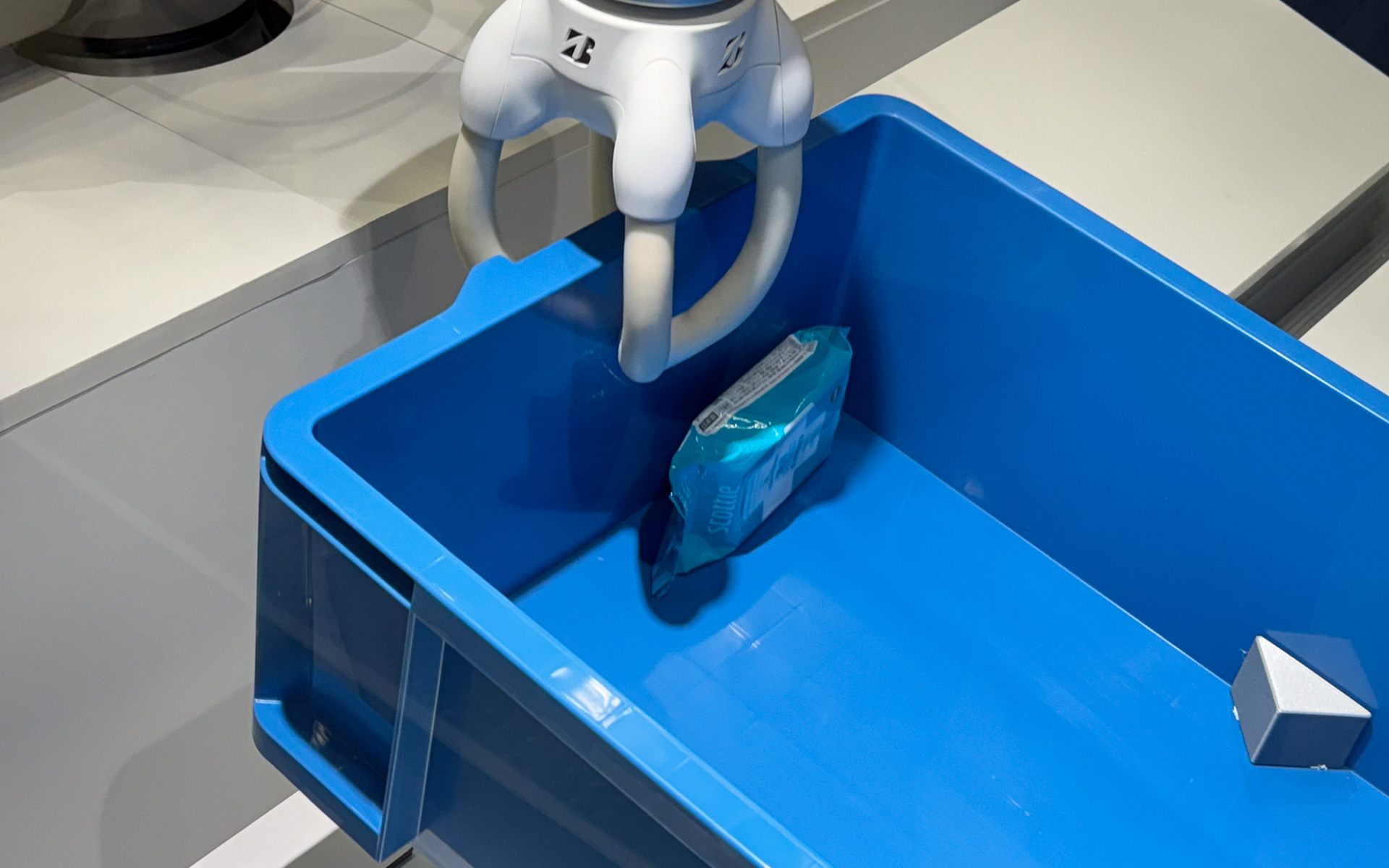 指の入らない場所に部品がいってしまったら、このようにパレットを傾けて指の入る隙間を作るところまでAI画像認識