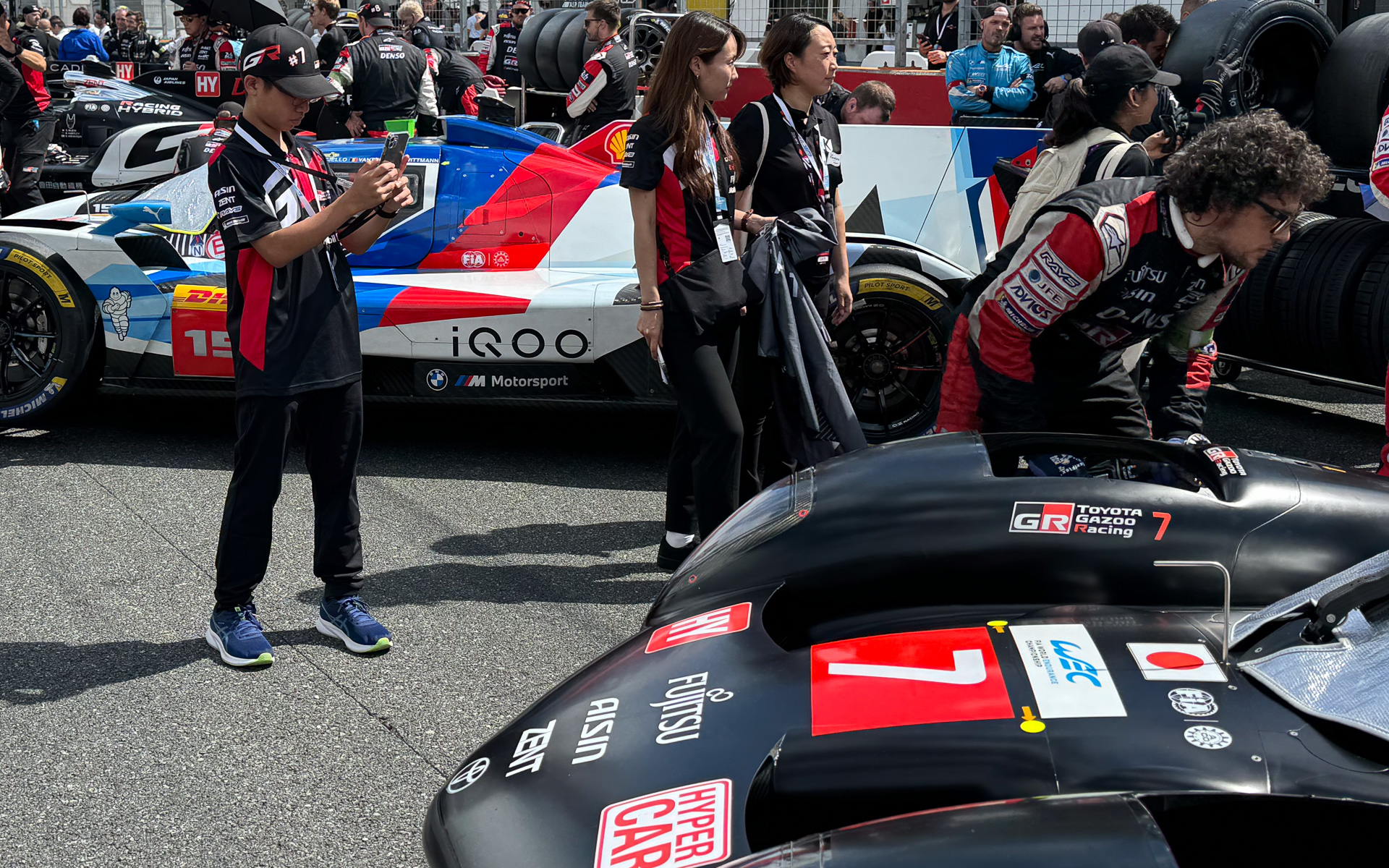 7号車の取材を行なうTGRキッズ広報