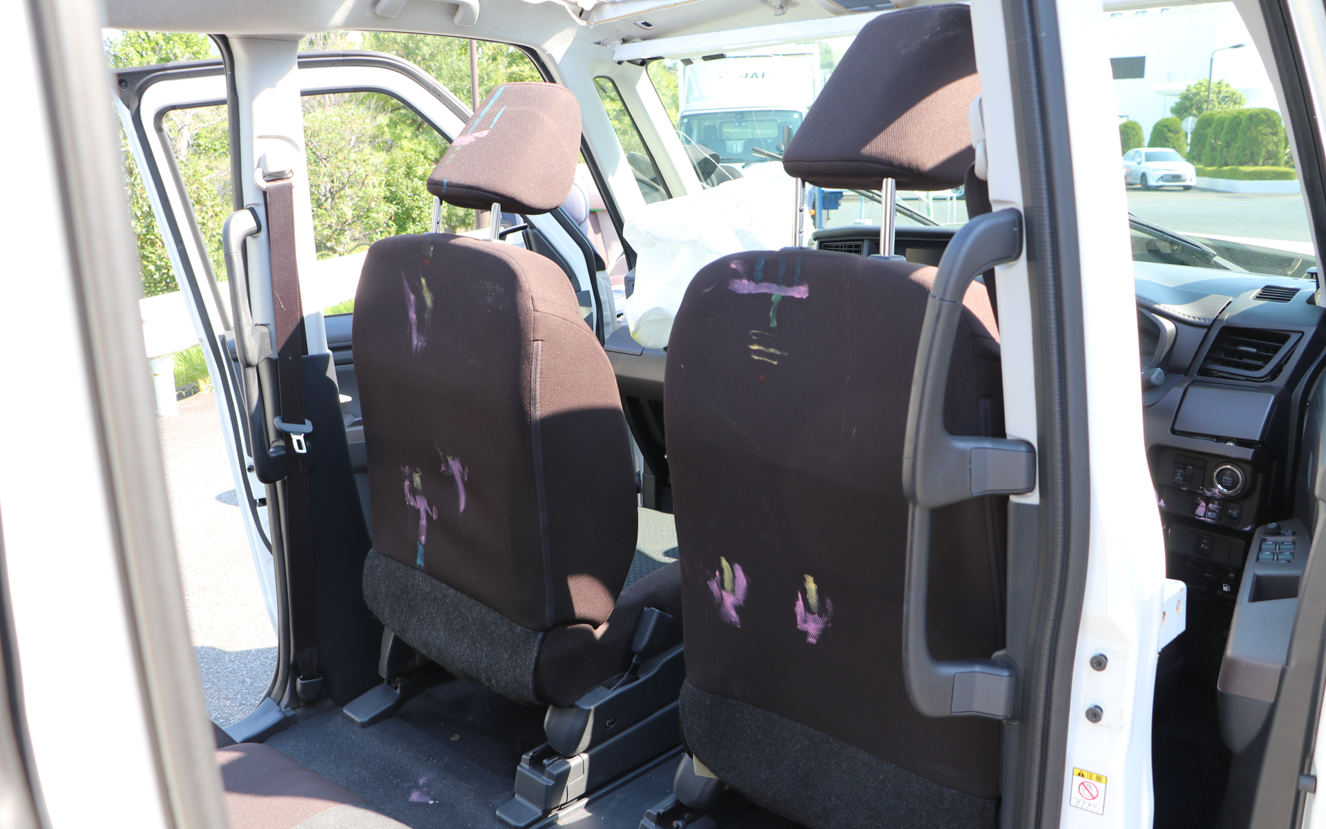 前席のシート背面には、ダミー人形が激突した痕跡がくっきりと残っている