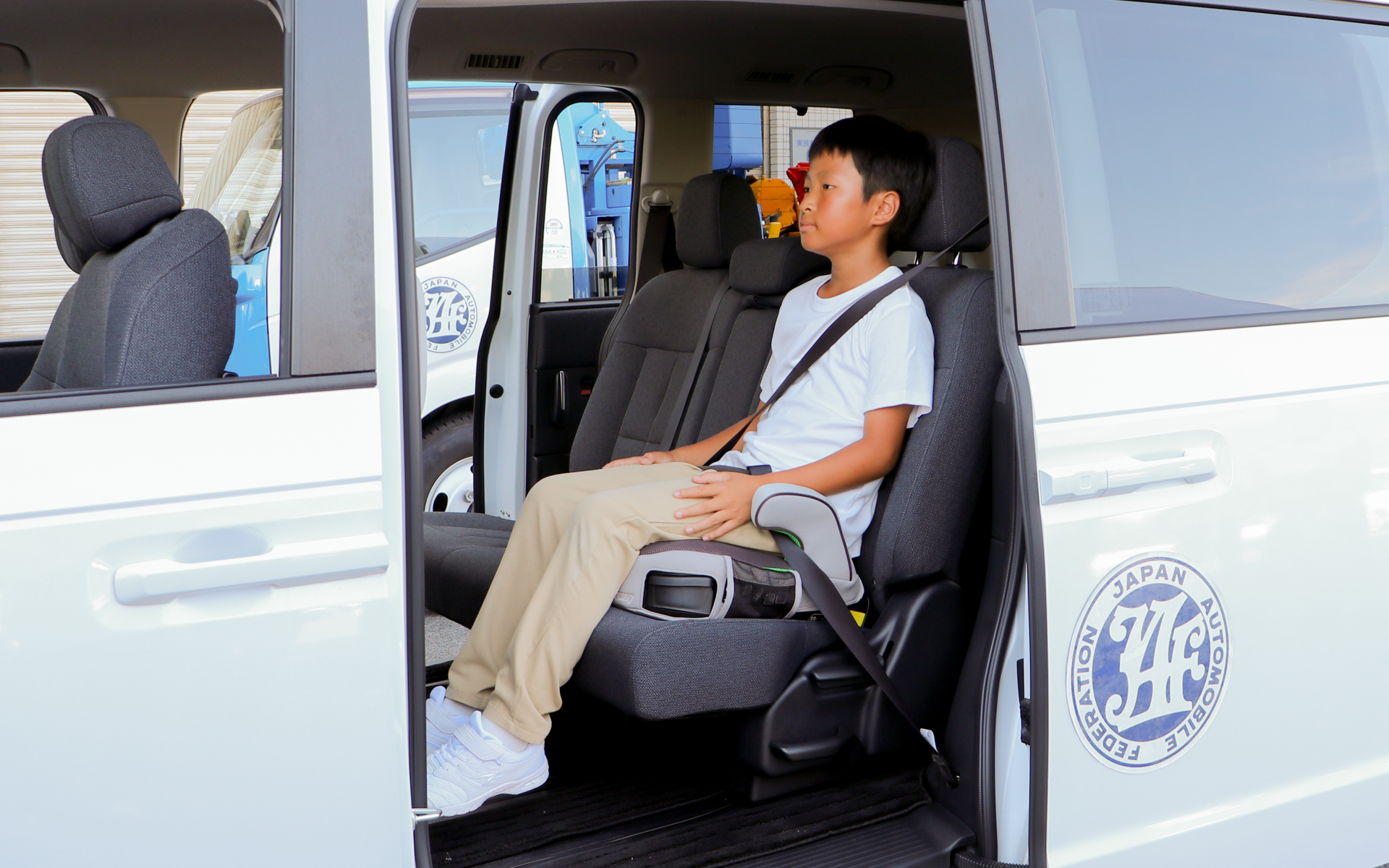 145cmの児童、ジュニアシート/ブースターシート使用時