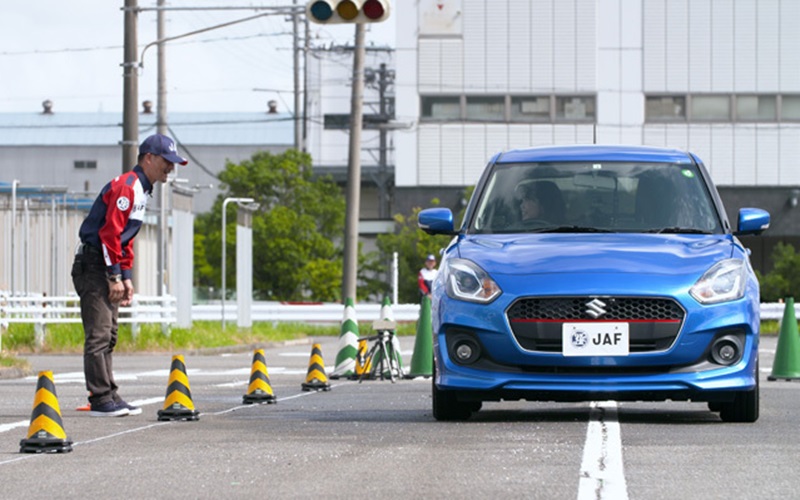 「ドライバーズセミナー」は一般コースとシニアコースがあり、受講者がマイカーを使用した実技体験を通じて、自己の運転の再確認とドライバーと車両の特性を理解し、実践的な安全運転行動を気づきによって身に着けることを目的にしたカリキュラム。運転席から見えない範囲を可視化した「クルマの死角」体験や、ブレーキを踏む強さや速さやクルマの挙動を確認する「急制動」体験などがある