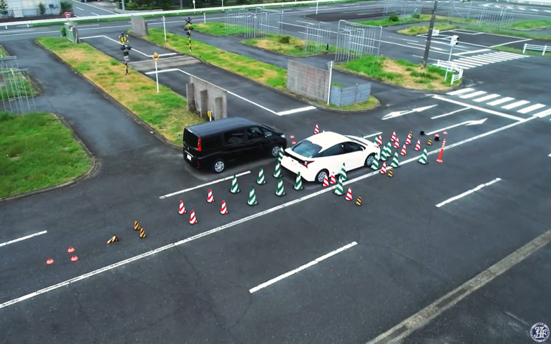 「ドライバーズセミナー」は一般コースとシニアコースがあり、受講者がマイカーを使用した実技体験を通じて、自己の運転の再確認とドライバーと車両の特性を理解し、実践的な安全運転行動を気づきによって身に着けることを目的にしたカリキュラム。運転席から見えない範囲を可視化した「クルマの死角」体験や、ブレーキを踏む強さや速さやクルマの挙動を確認する「急制動」体験などがある