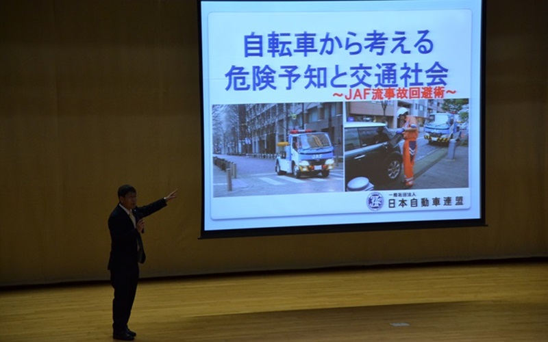 そのほかにもJAFでは、企業・団体・学校などからの依頼による交通安全講習会をはじめ、安全運転管理者講習、整備管理者講習の講師として職員の派遣も行なっている