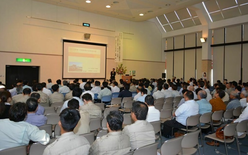 そのほかにもJAFでは、企業・団体・学校などからの依頼による交通安全講習会をはじめ、安全運転管理者講習、整備管理者講習の講師として職員の派遣も行なっている