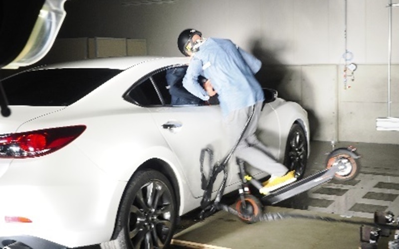 自動車ユーザーが感じる身近な疑問や不安などについて、実験を通じて検証を行なう「JAFユーザーテスト」を実施。テスト結果は会報誌「JAF Mate」やホームページで公開している。写真は「キックボードの衝突テスト」